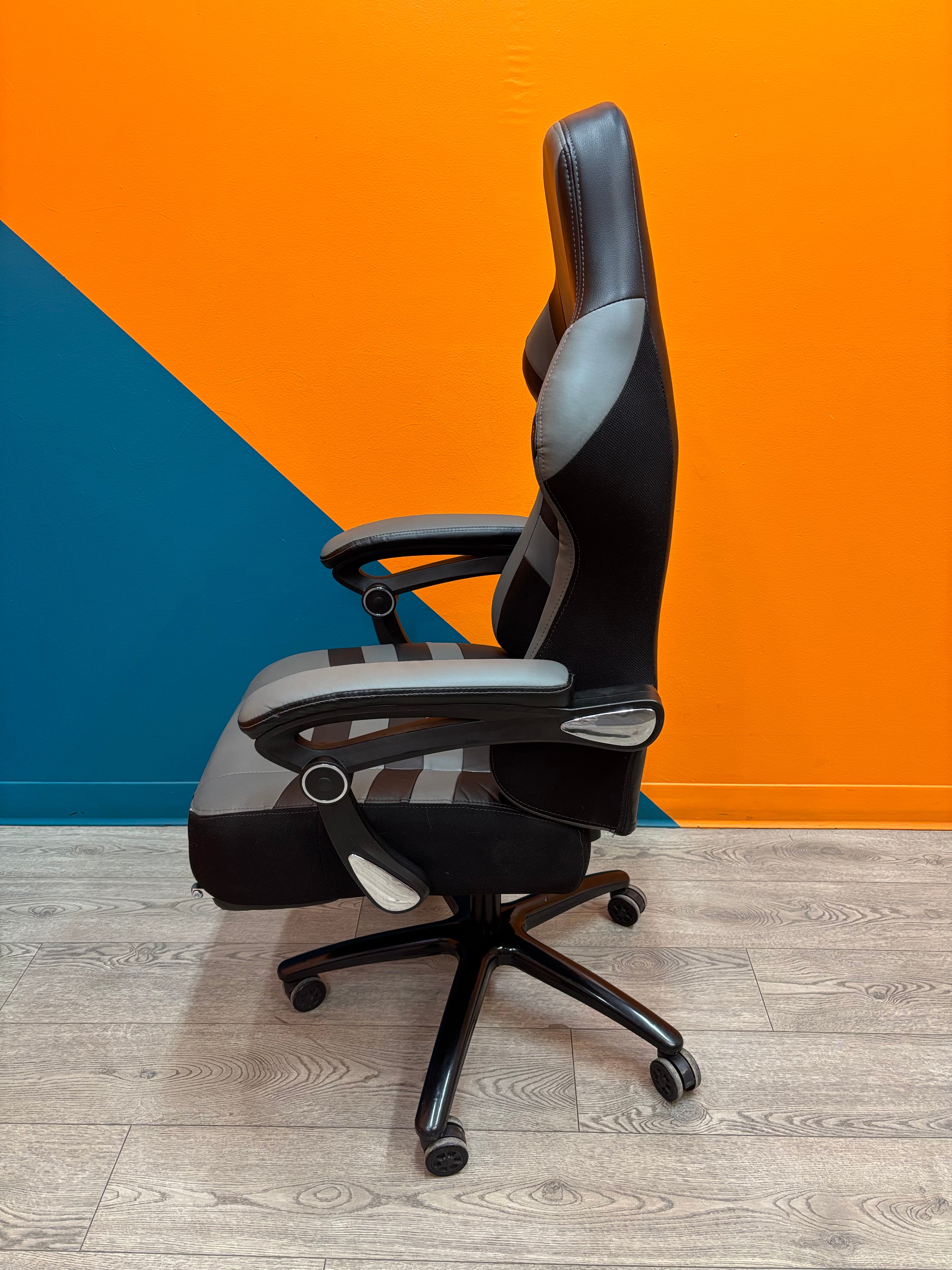 Gaming Chair with Footrest