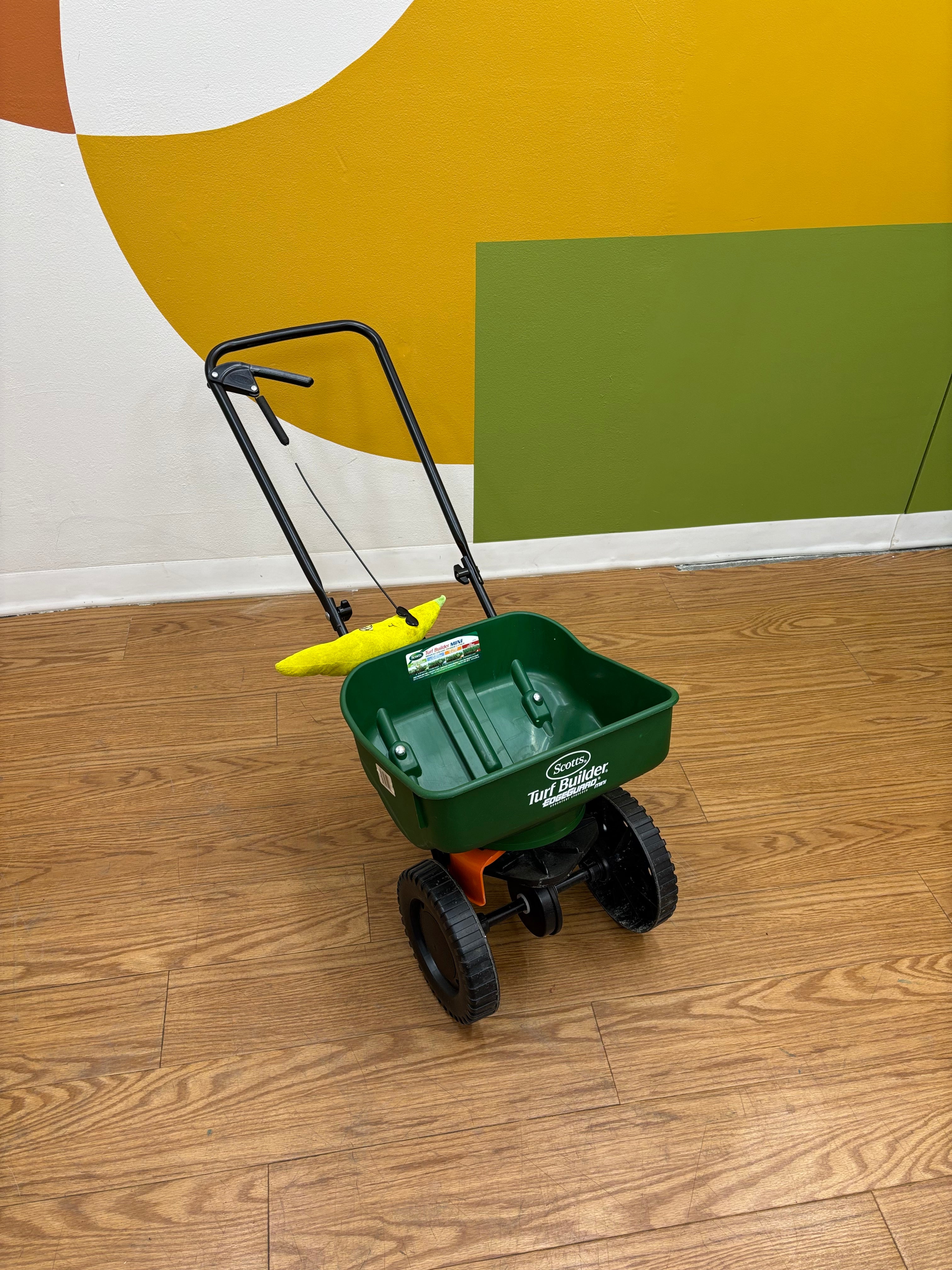 Scotts Turf Builder Mini Edgeguard Broadcast Spreader