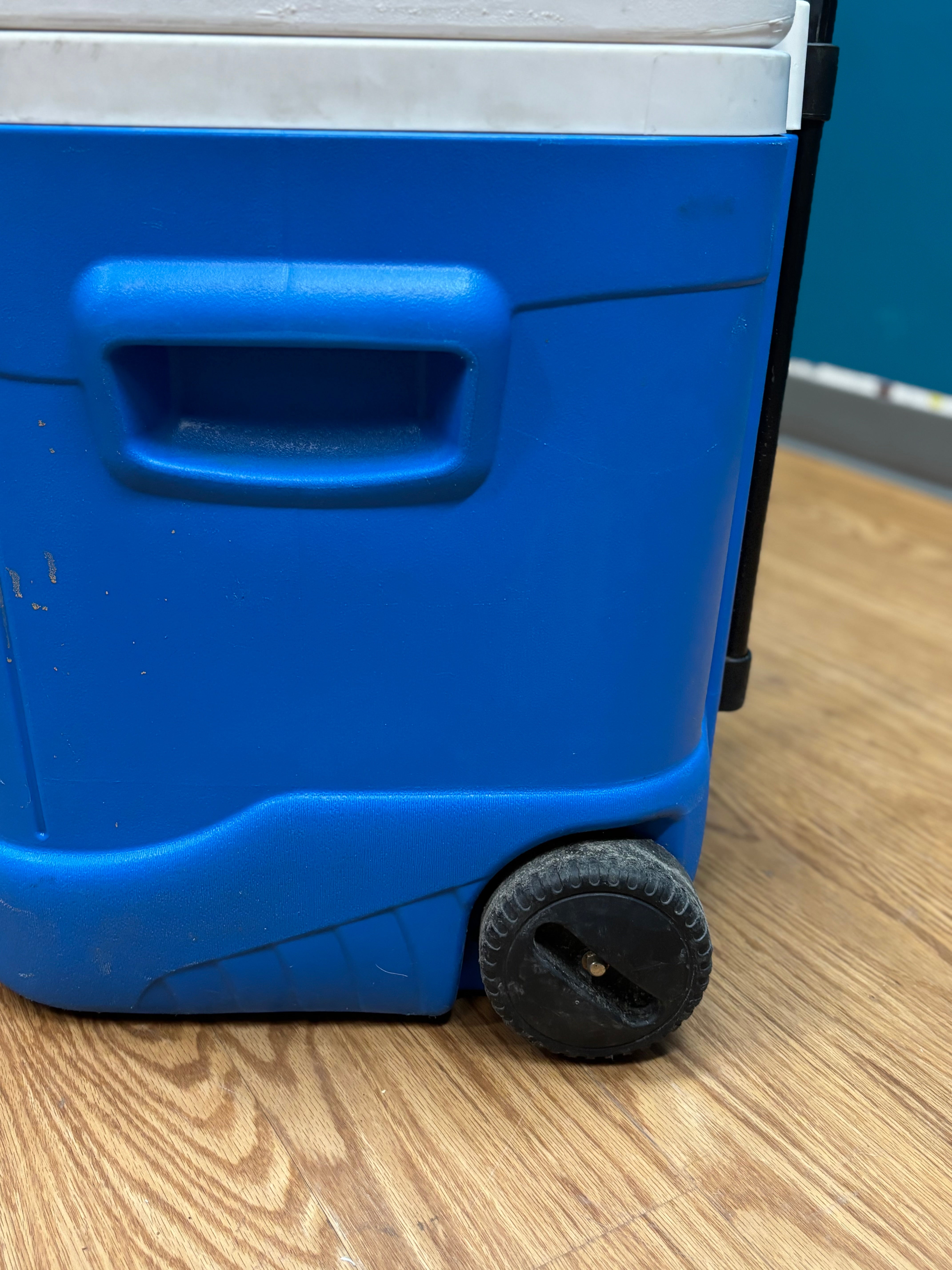 Igloo Ice Cube Roller Cooler