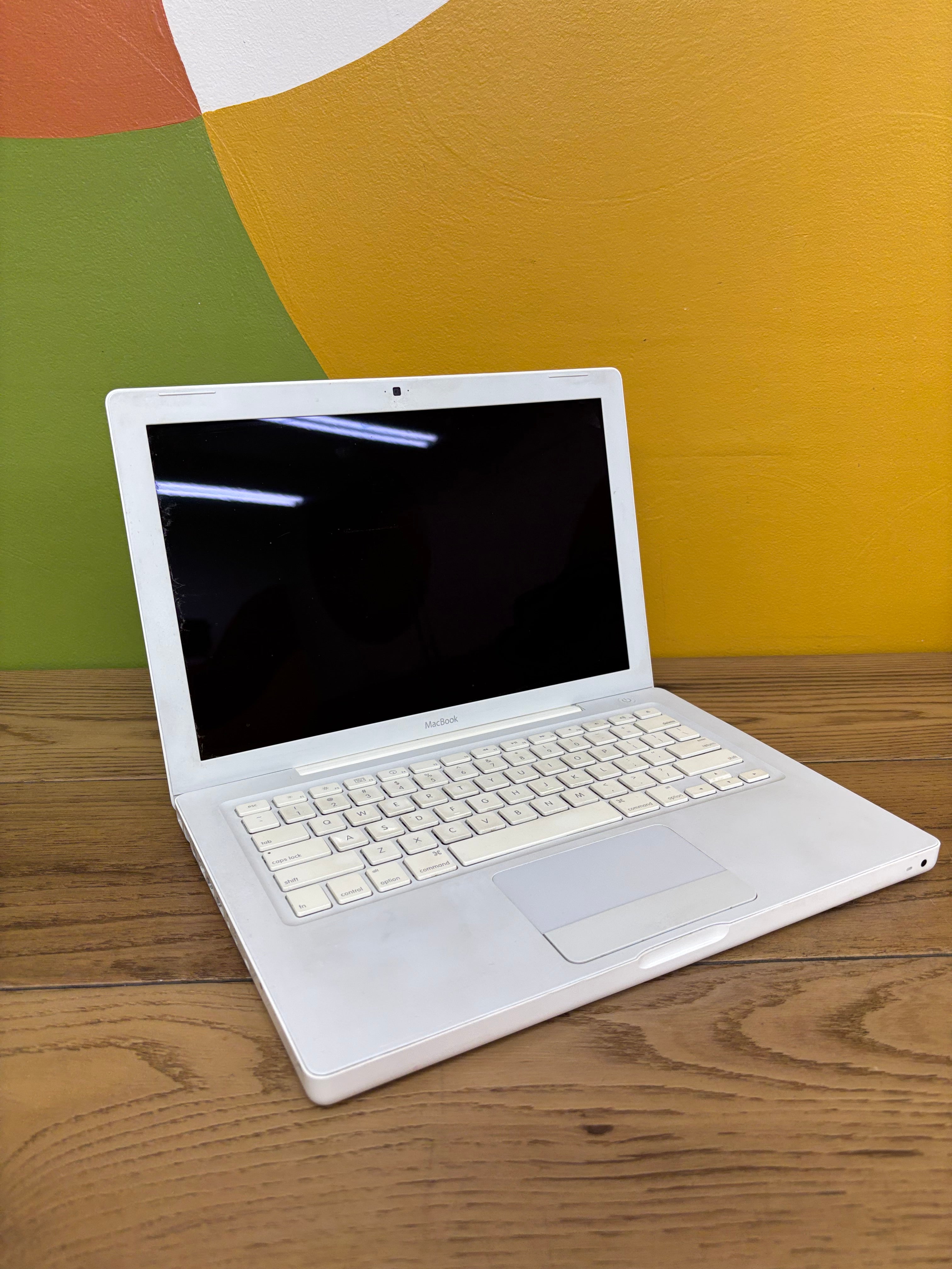 White MacBook Laptop (2007)