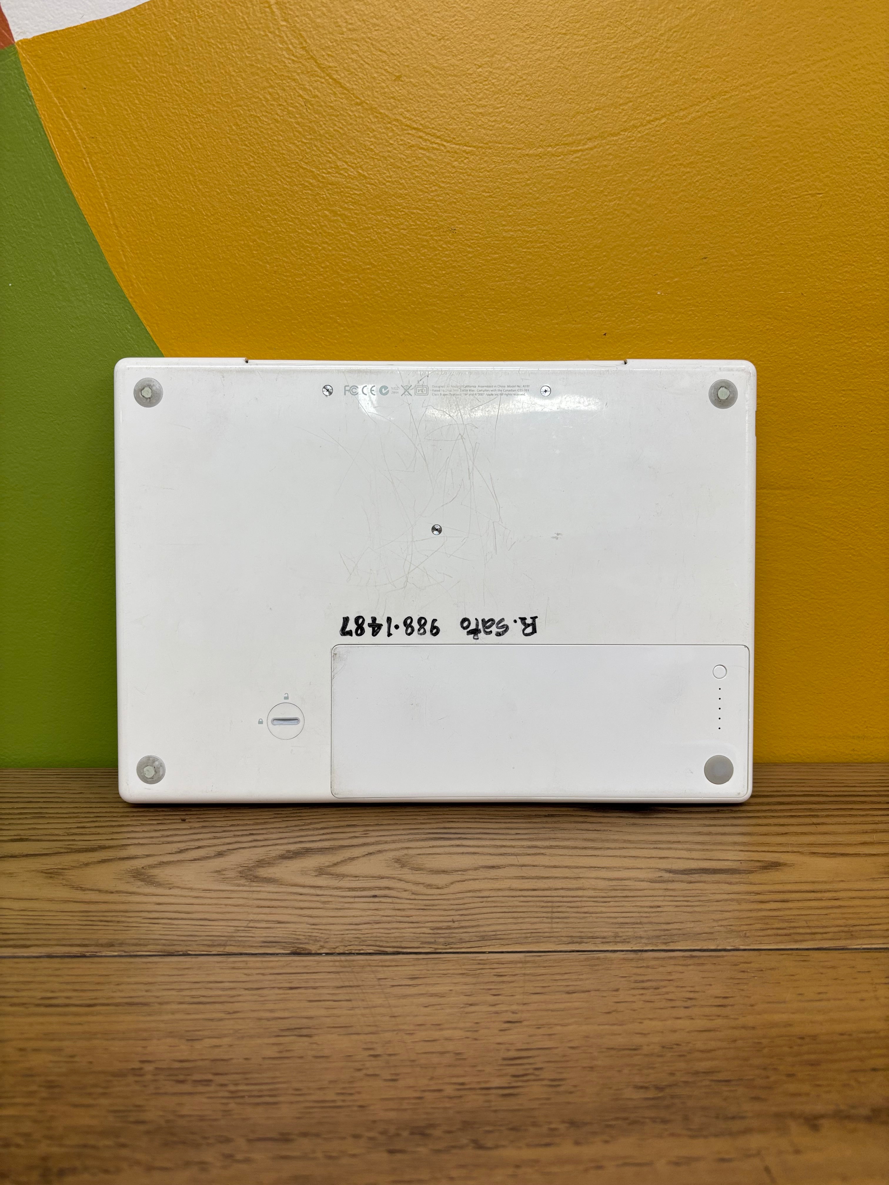 White MacBook Laptop (2007)