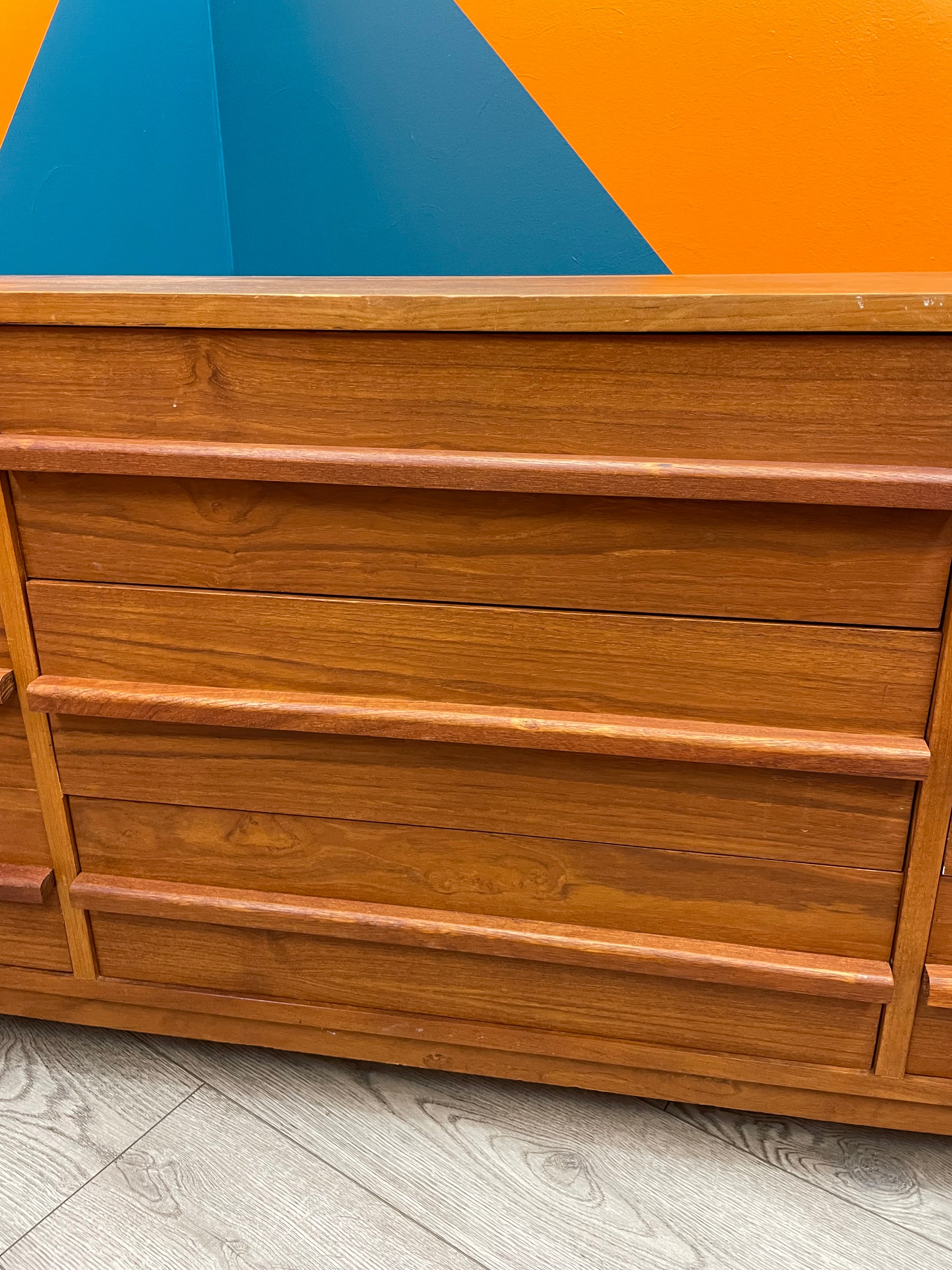 Rolling 9 Drawer Dresser