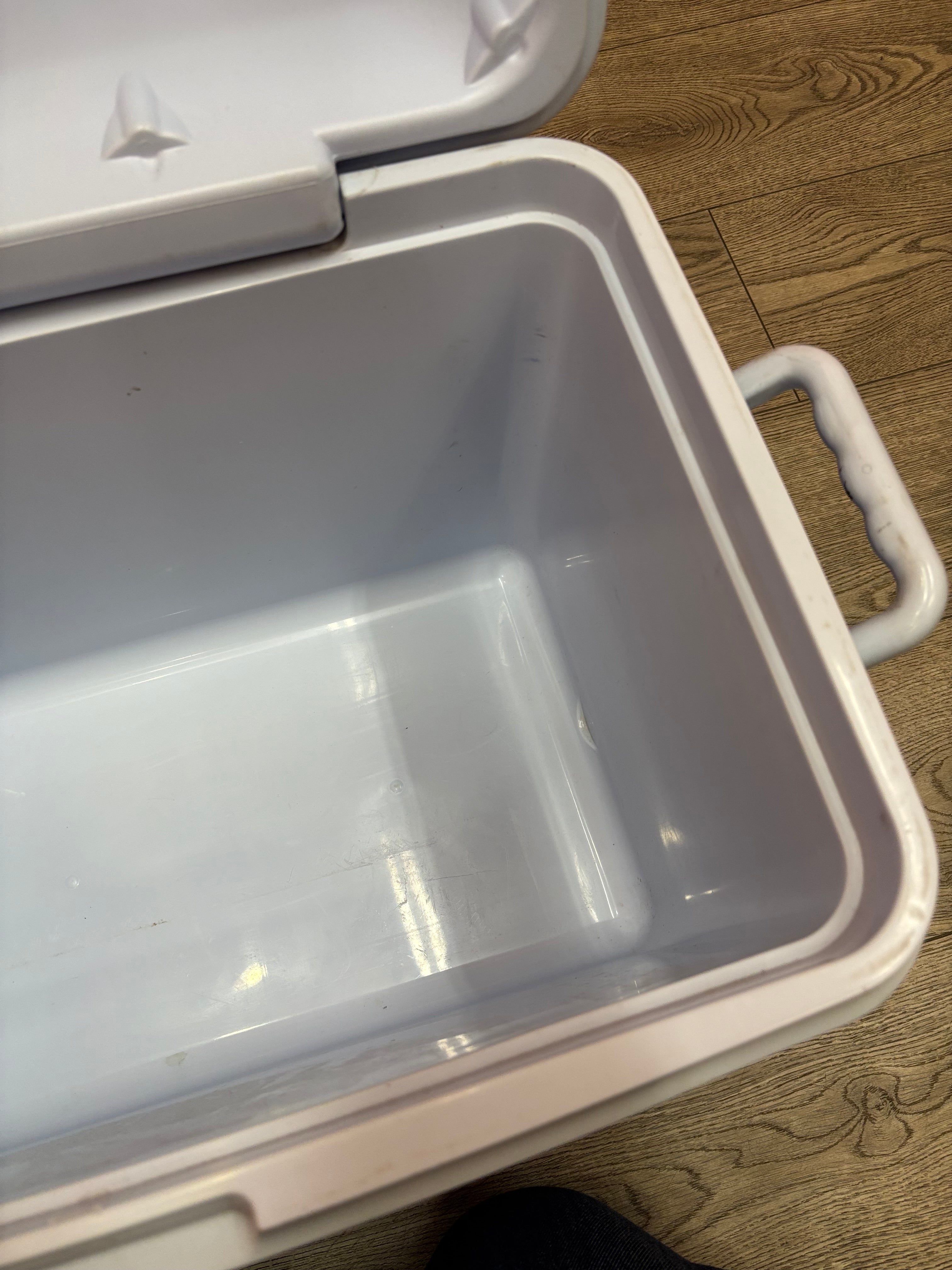 Blue & White 195L Rubbermaid Cooler