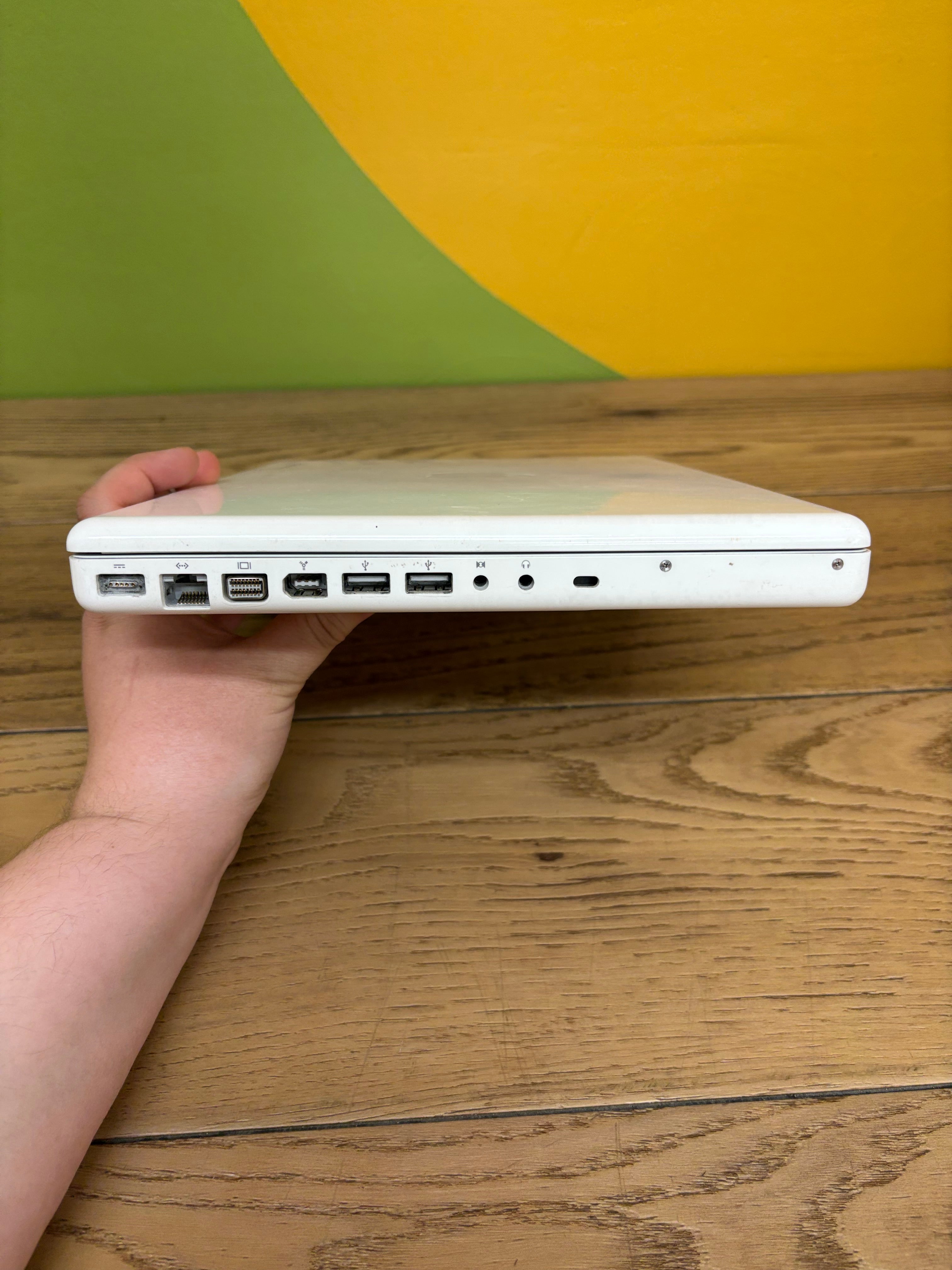 White MacBook Laptop (2007)