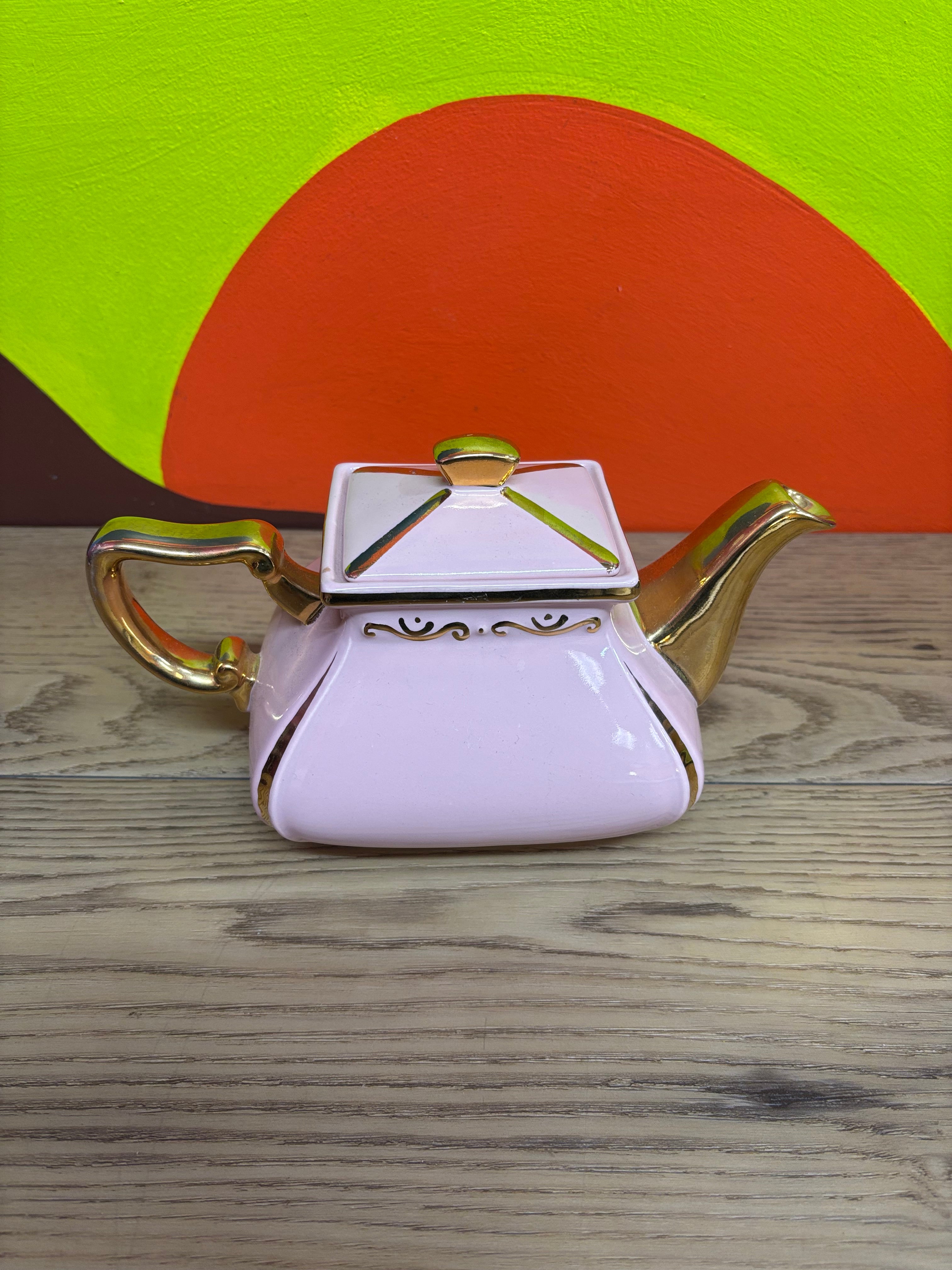 Pink Teapot (Ellgreave Pottery Co.)