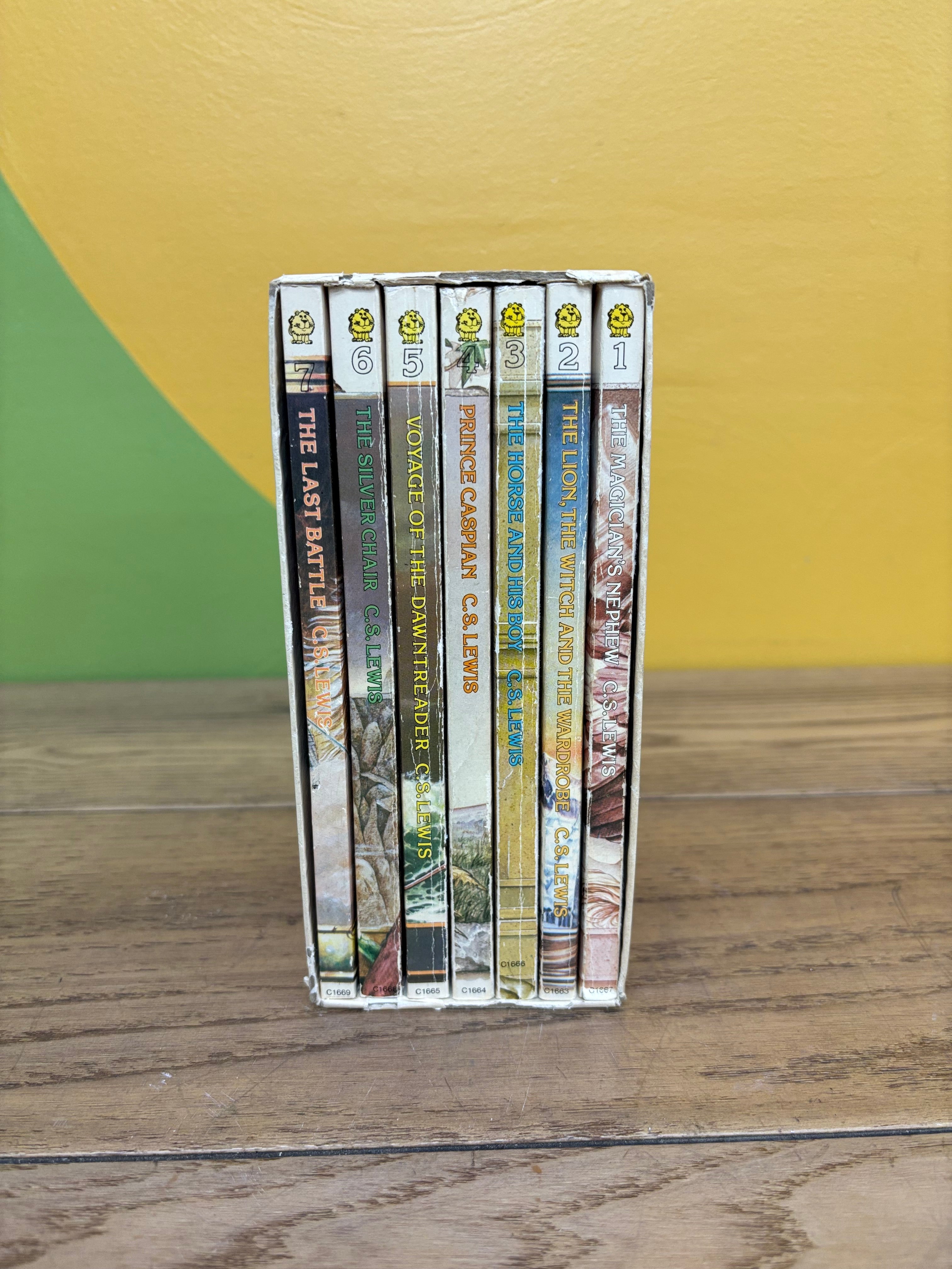 Paperback Chronicles of Narnia 7 Volume Set (1980)