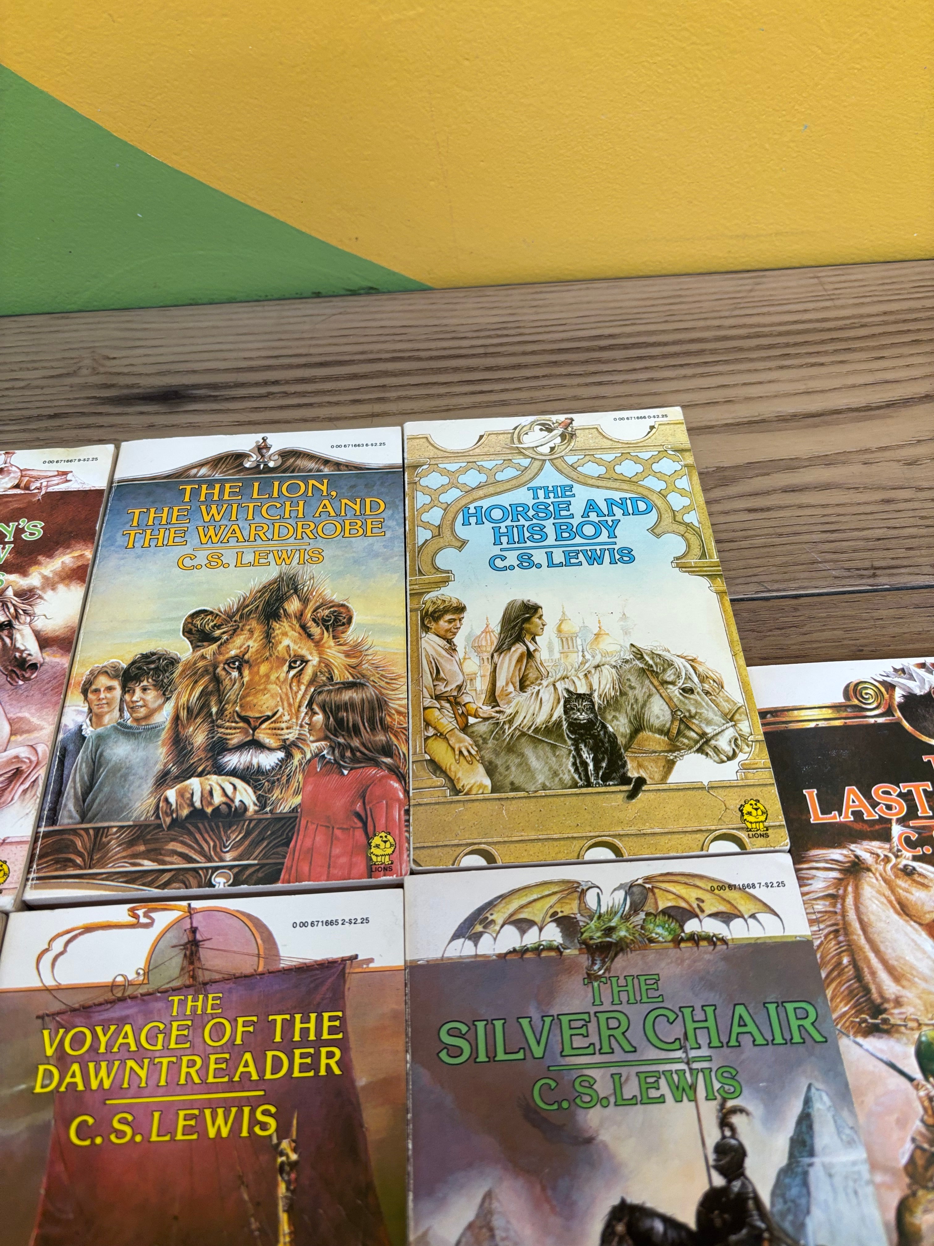 Paperback Chronicles of Narnia 7 Volume Set (1980)