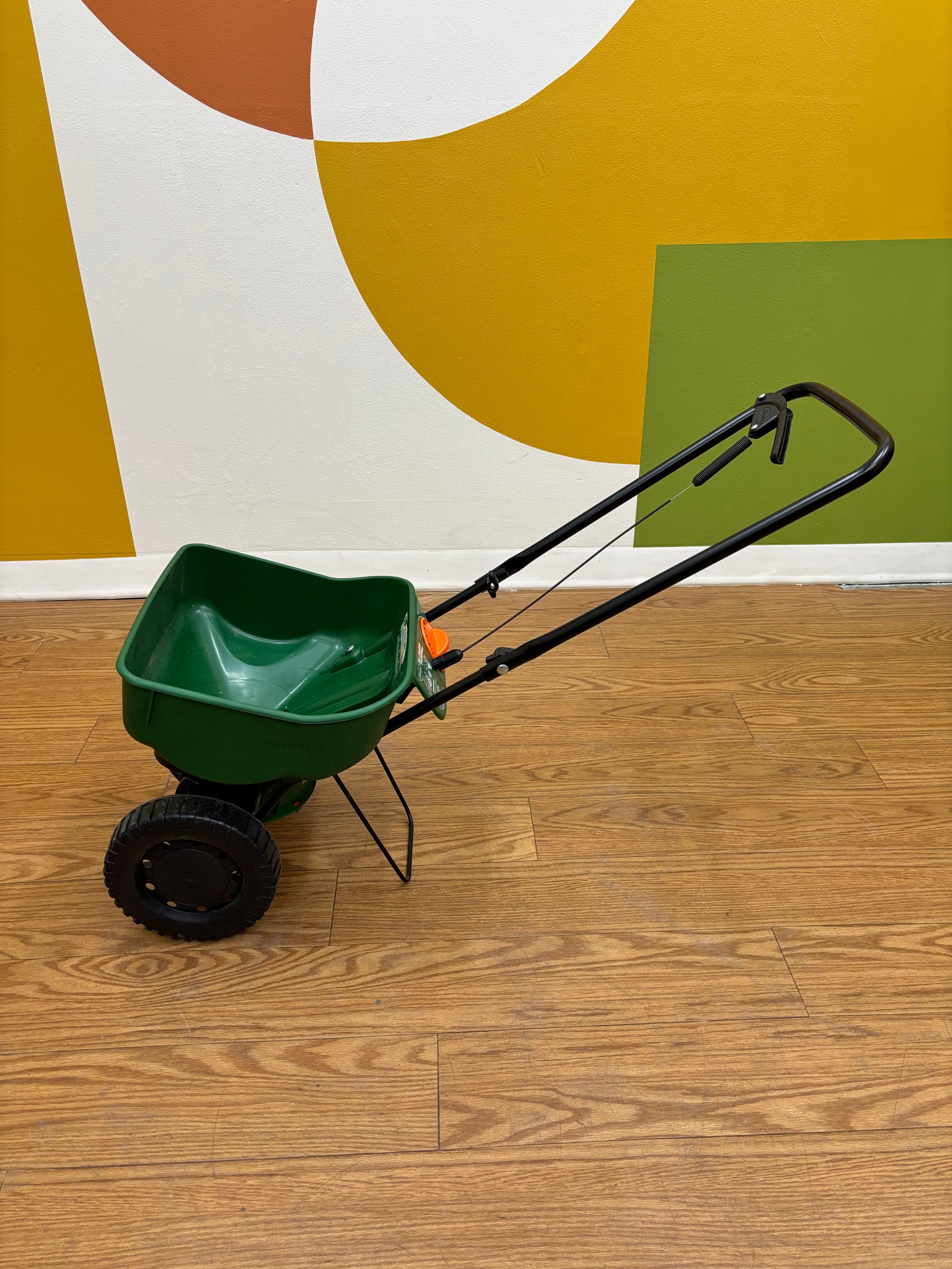 Scotts Turf Builder Mini Edgeguard Broadcast Spreader