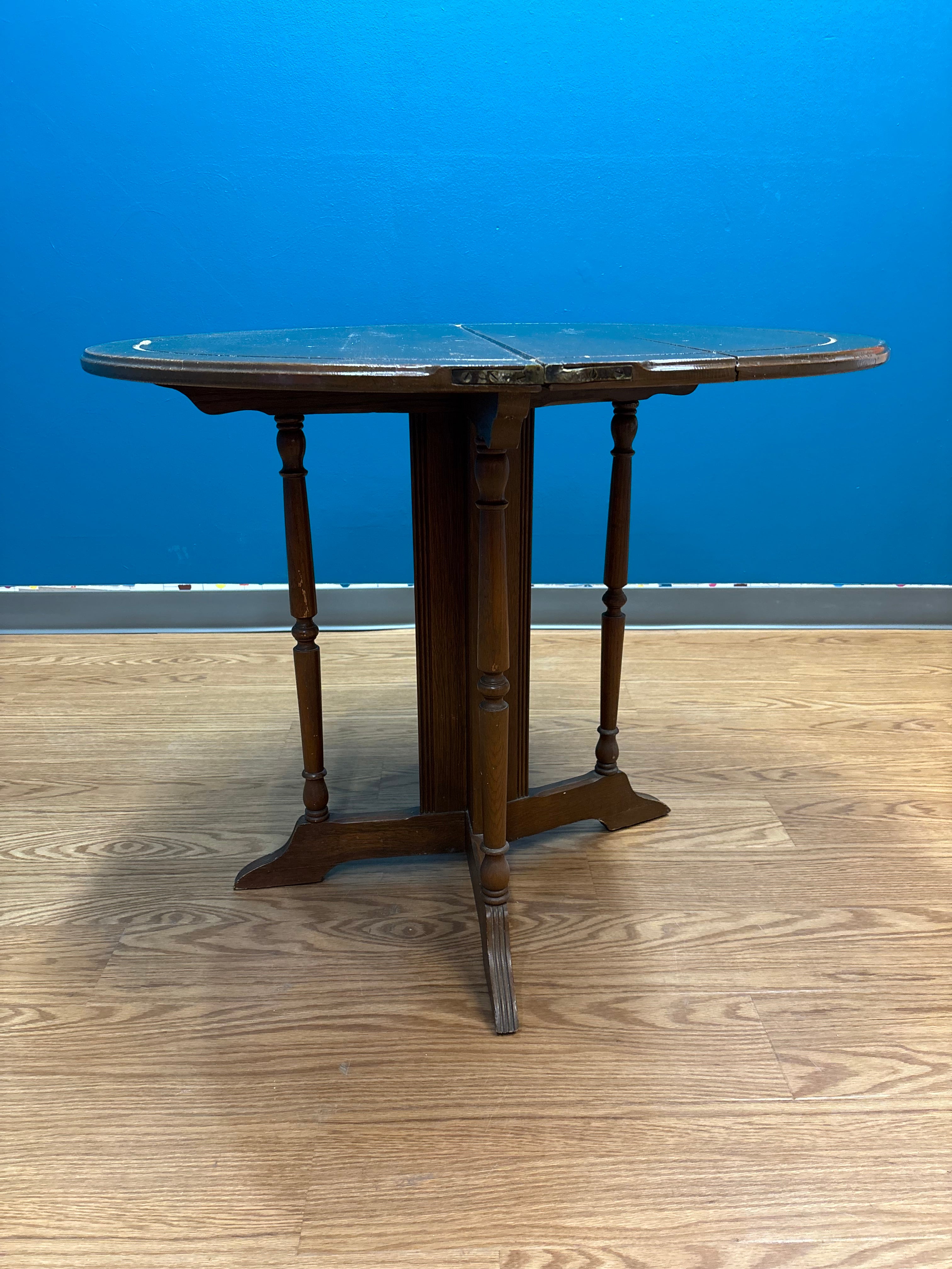 Drop Leaf Round Table