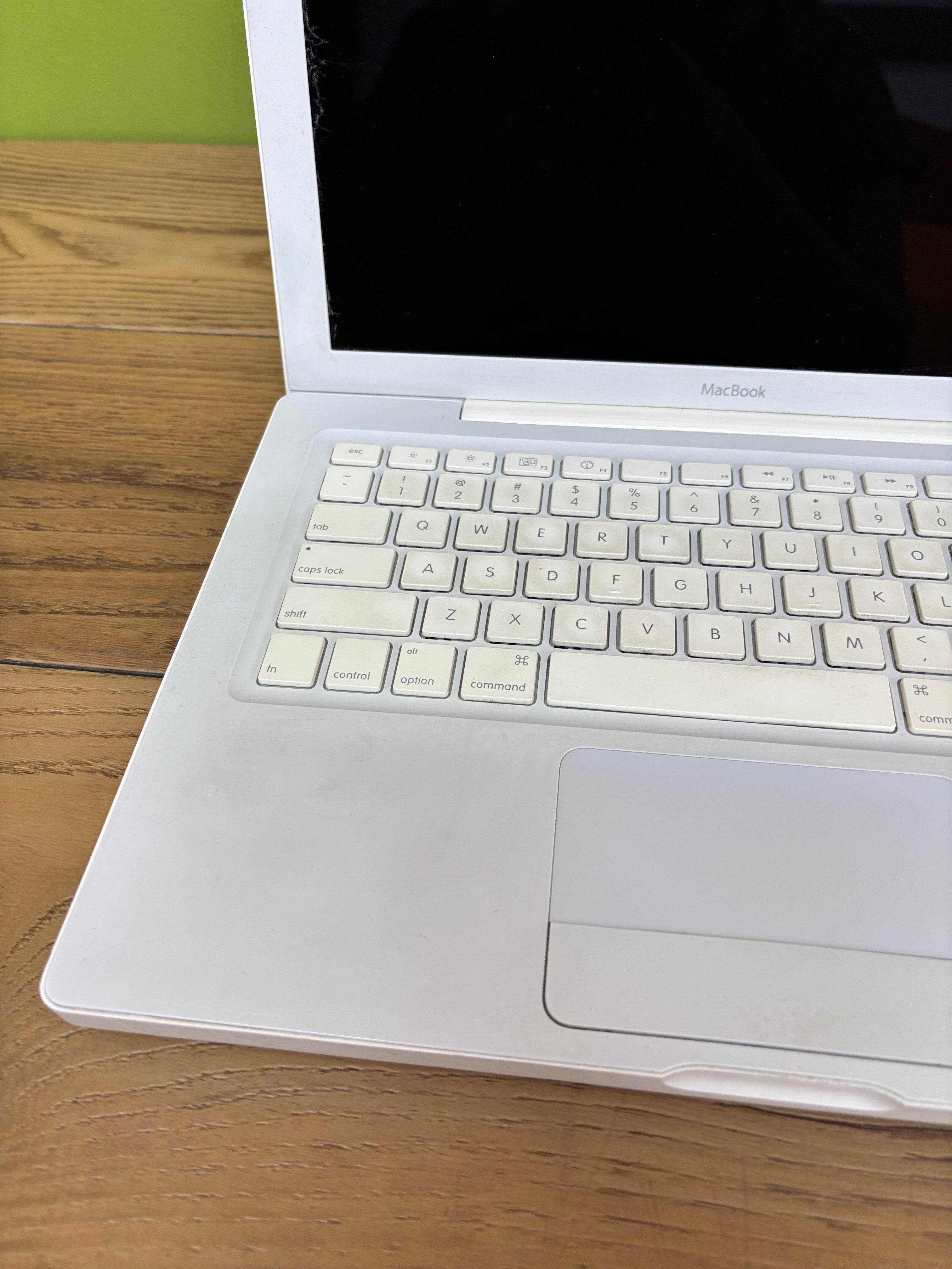 White MacBook Laptop (2007)