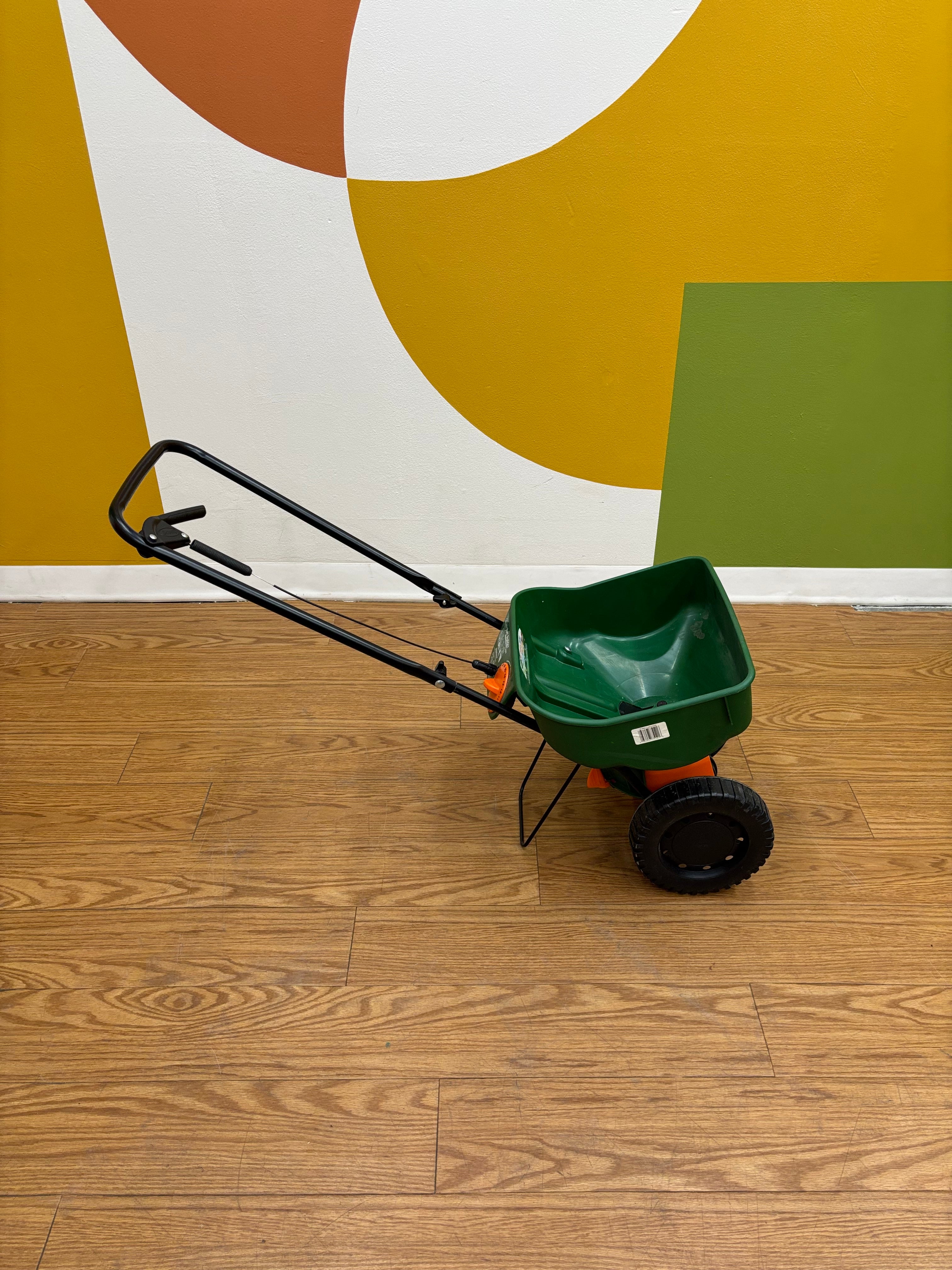 Scotts Turf Builder Mini Edgeguard Broadcast Spreader