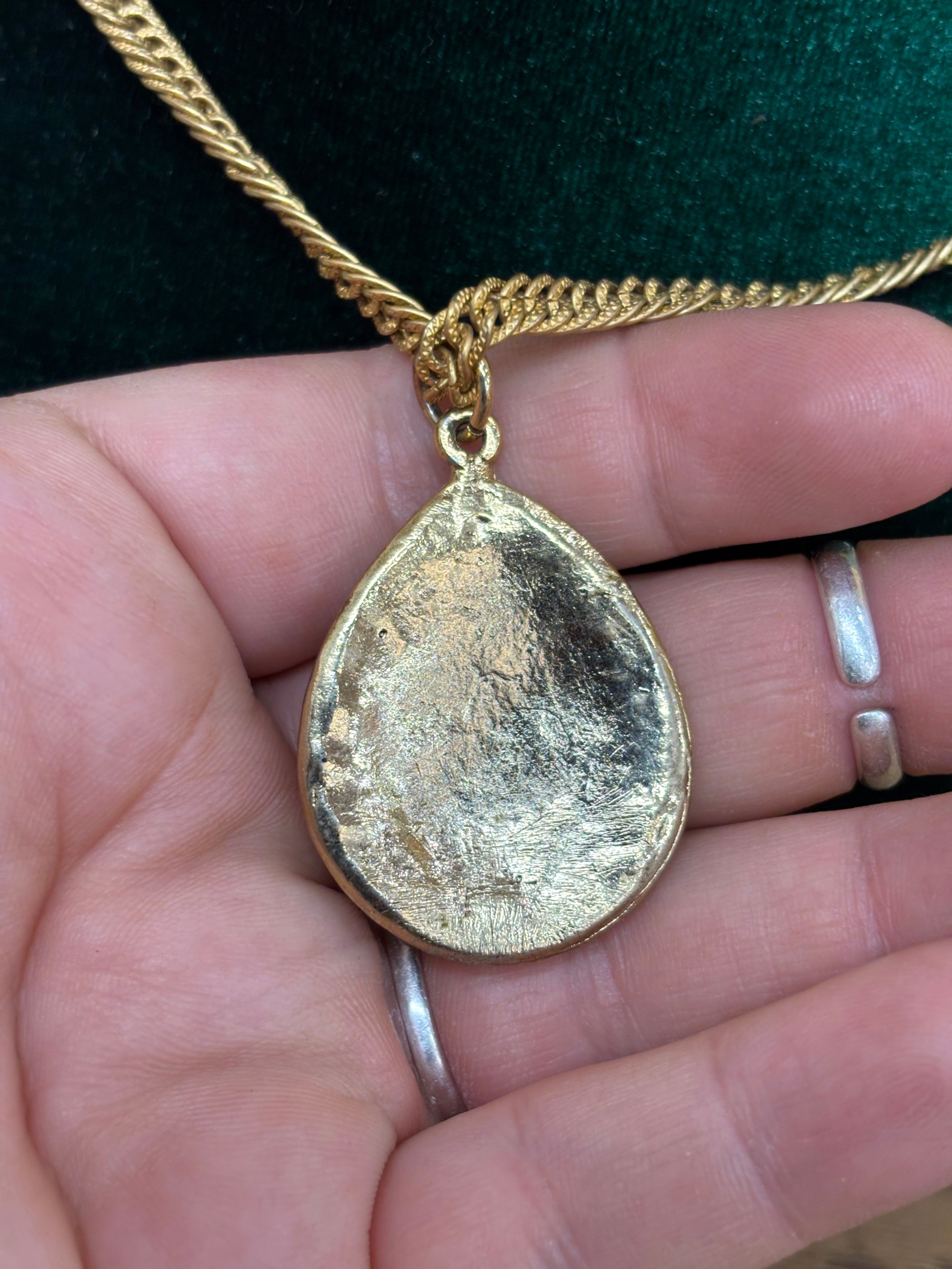 Gold Tone Pendant Necklace
