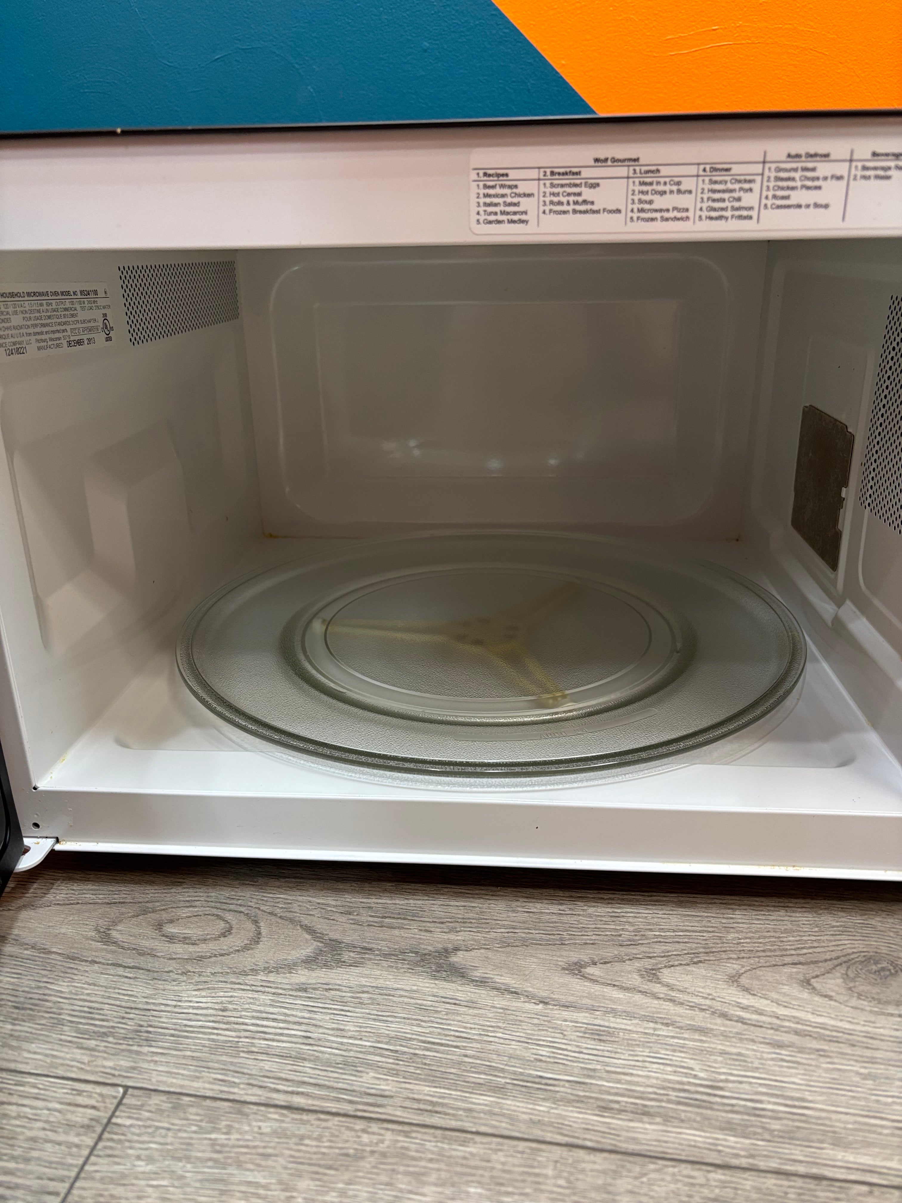 Wolf 24" Microwave with Gourmet Mode