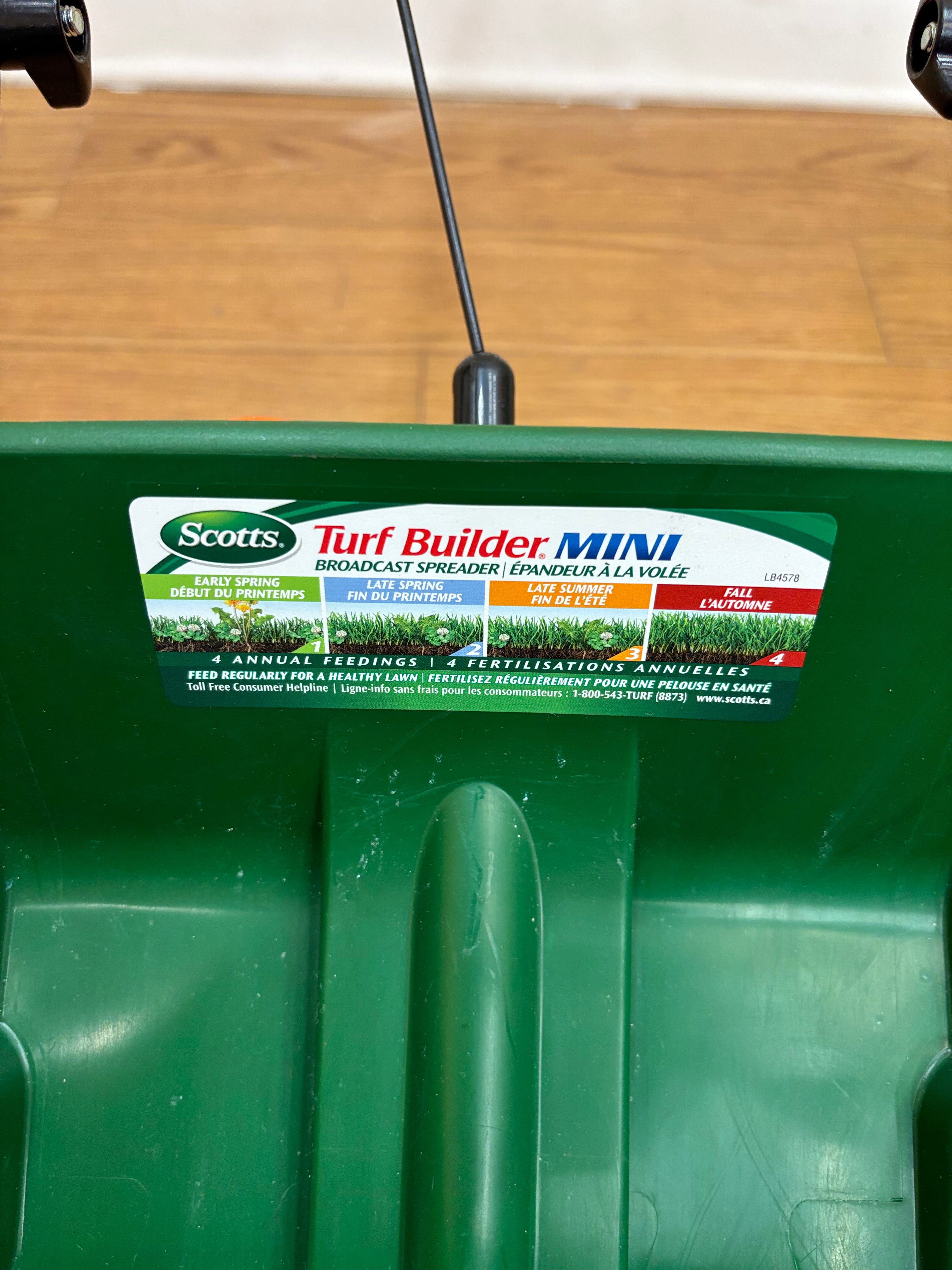 Scotts Turf Builder Mini Edgeguard Broadcast Spreader