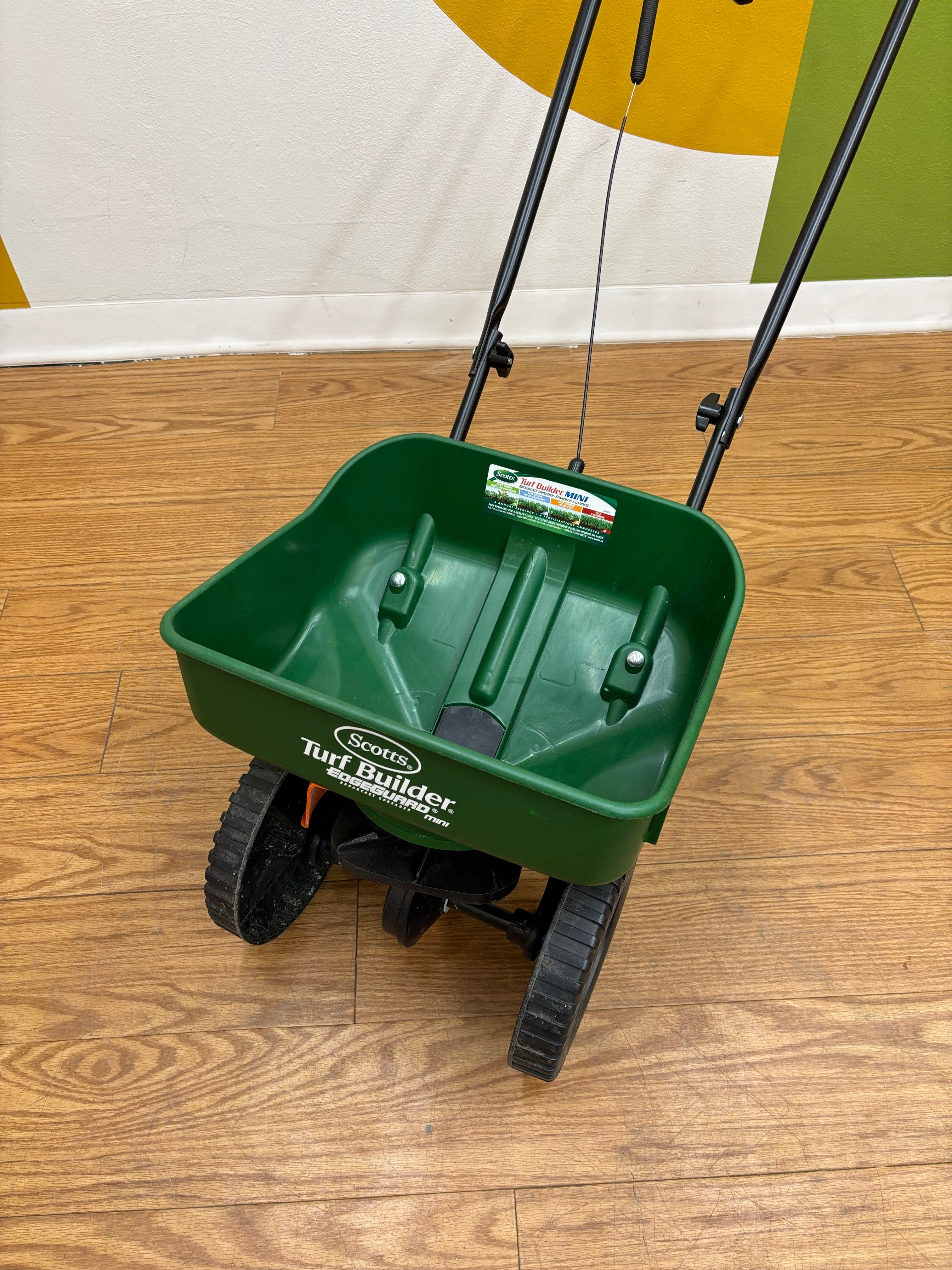 Scotts Turf Builder Mini Edgeguard Broadcast Spreader