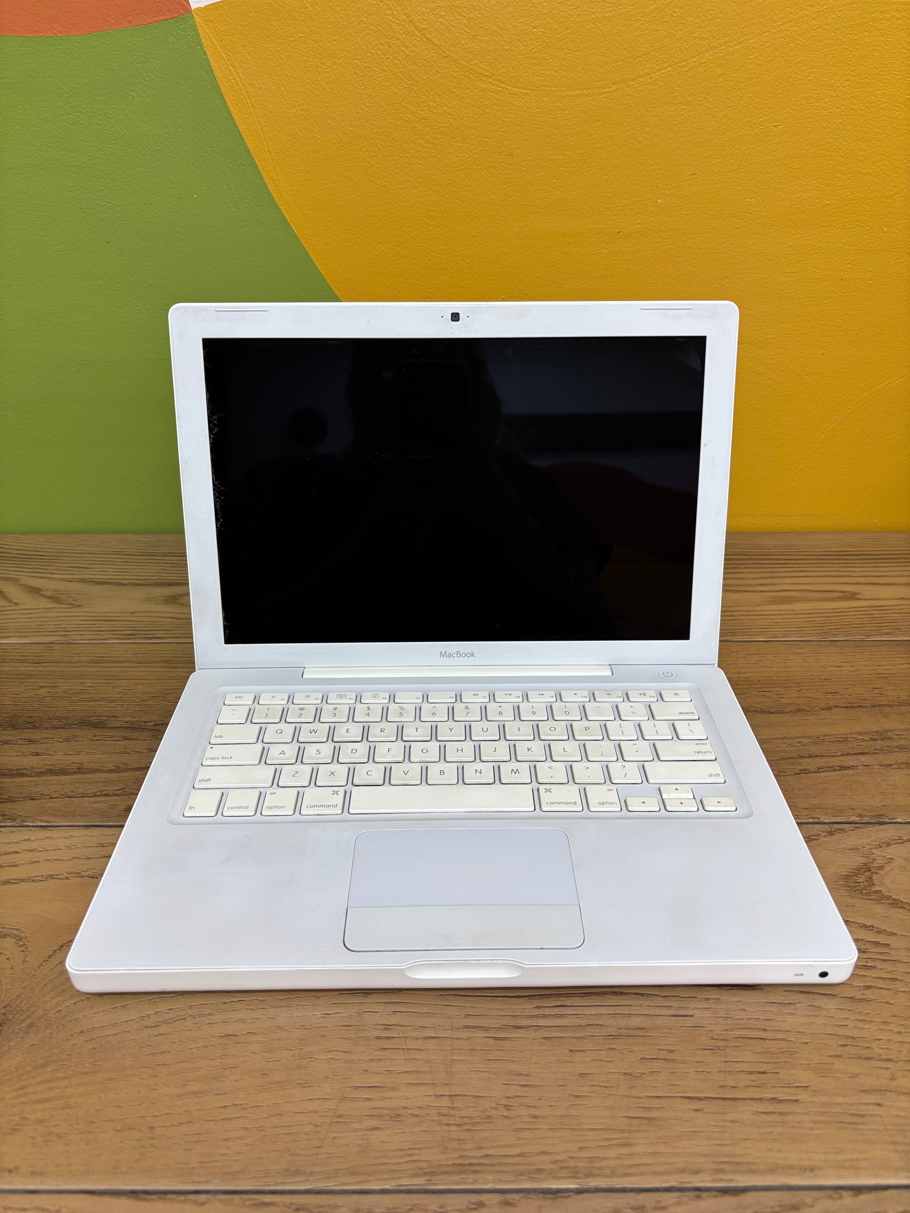 White MacBook Laptop (2007)