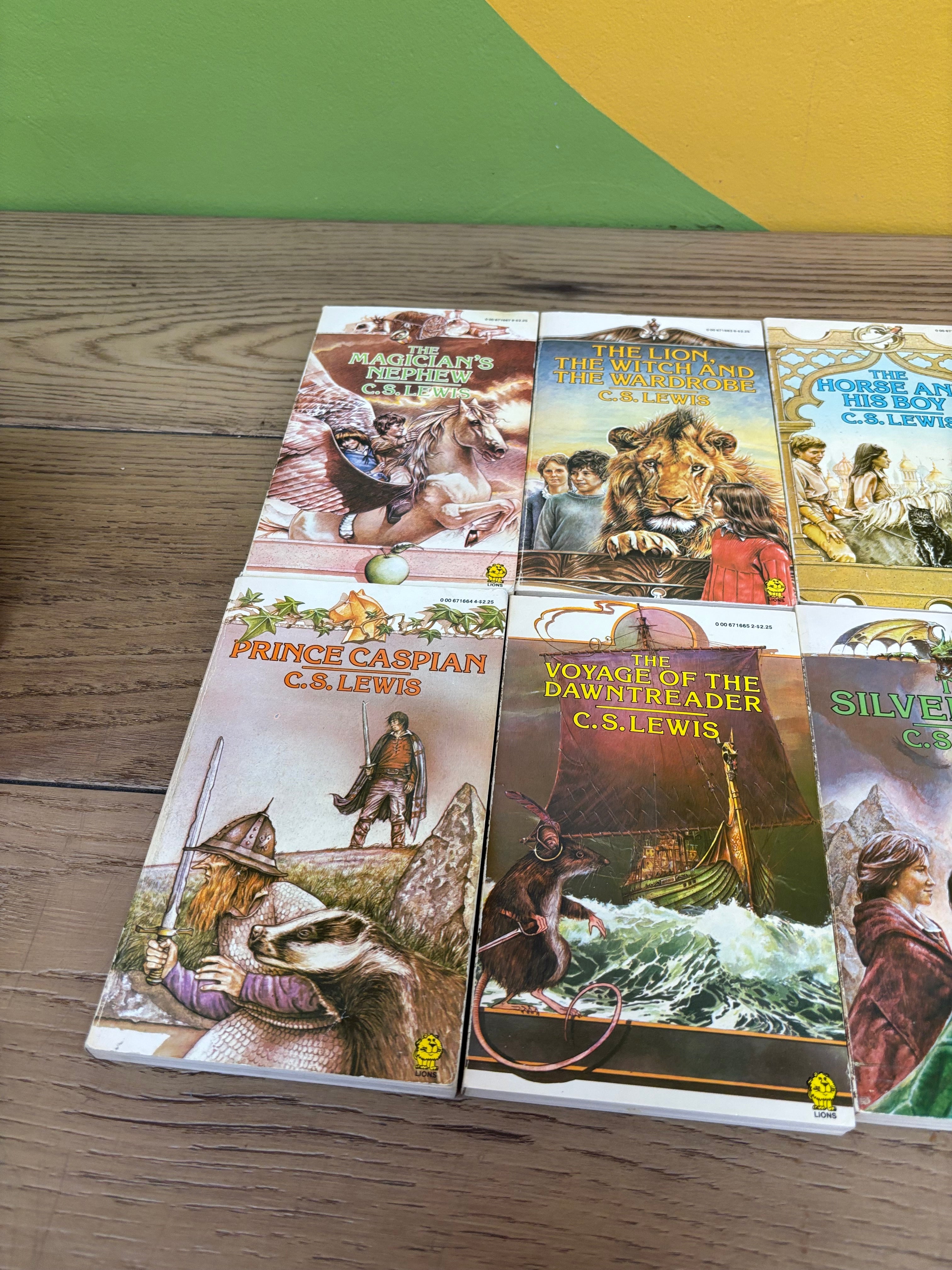Paperback Chronicles of Narnia 7 Volume Set (1980)