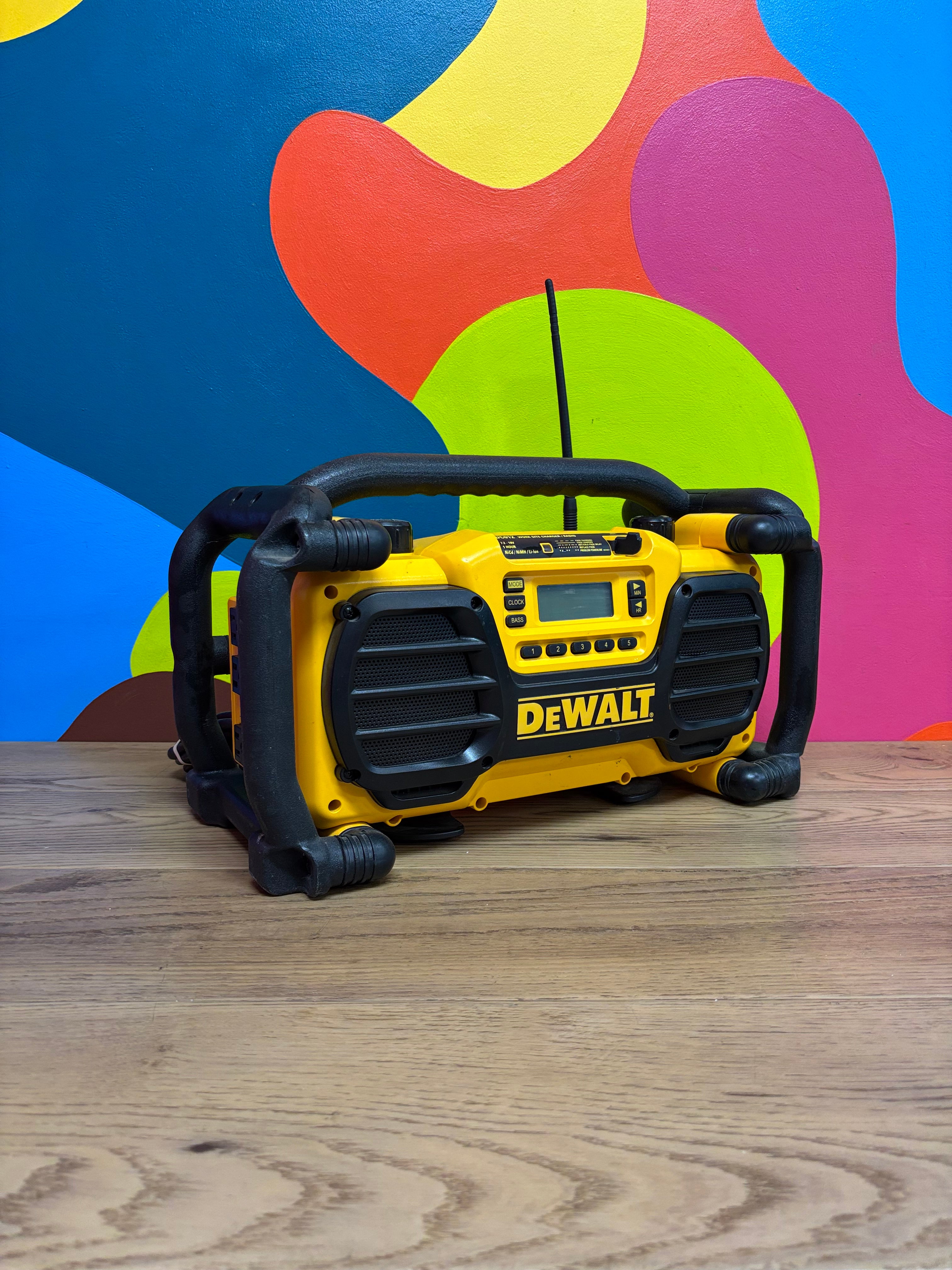 DeWalt DC012 Heavy Duty Worksite Radio & Charger