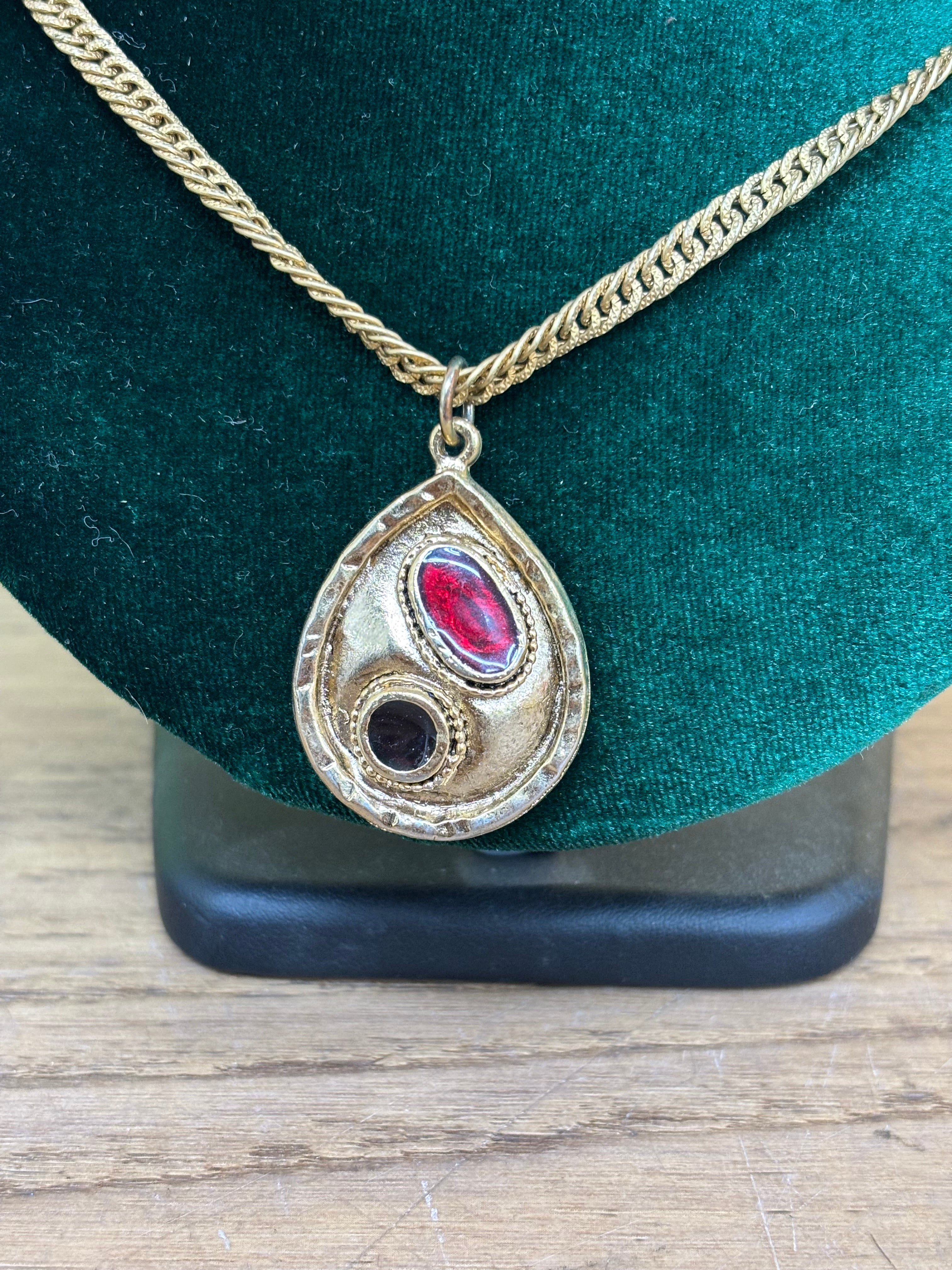 Gold Tone Pendant Necklace