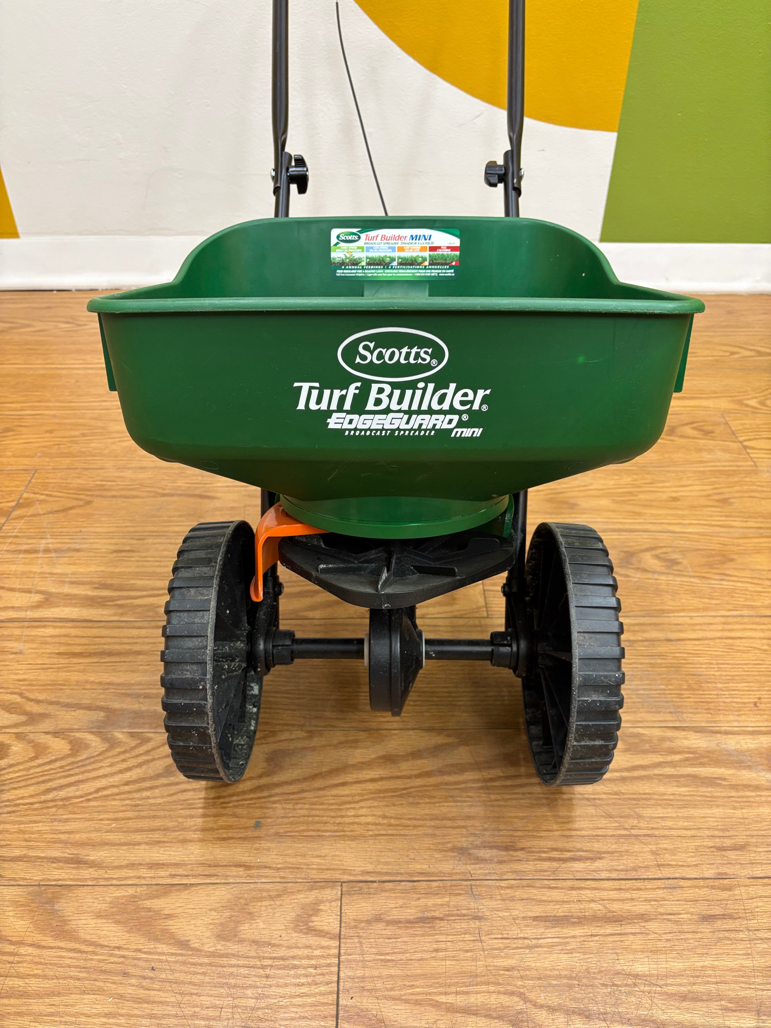 Scotts Turf Builder Mini Edgeguard Broadcast Spreader