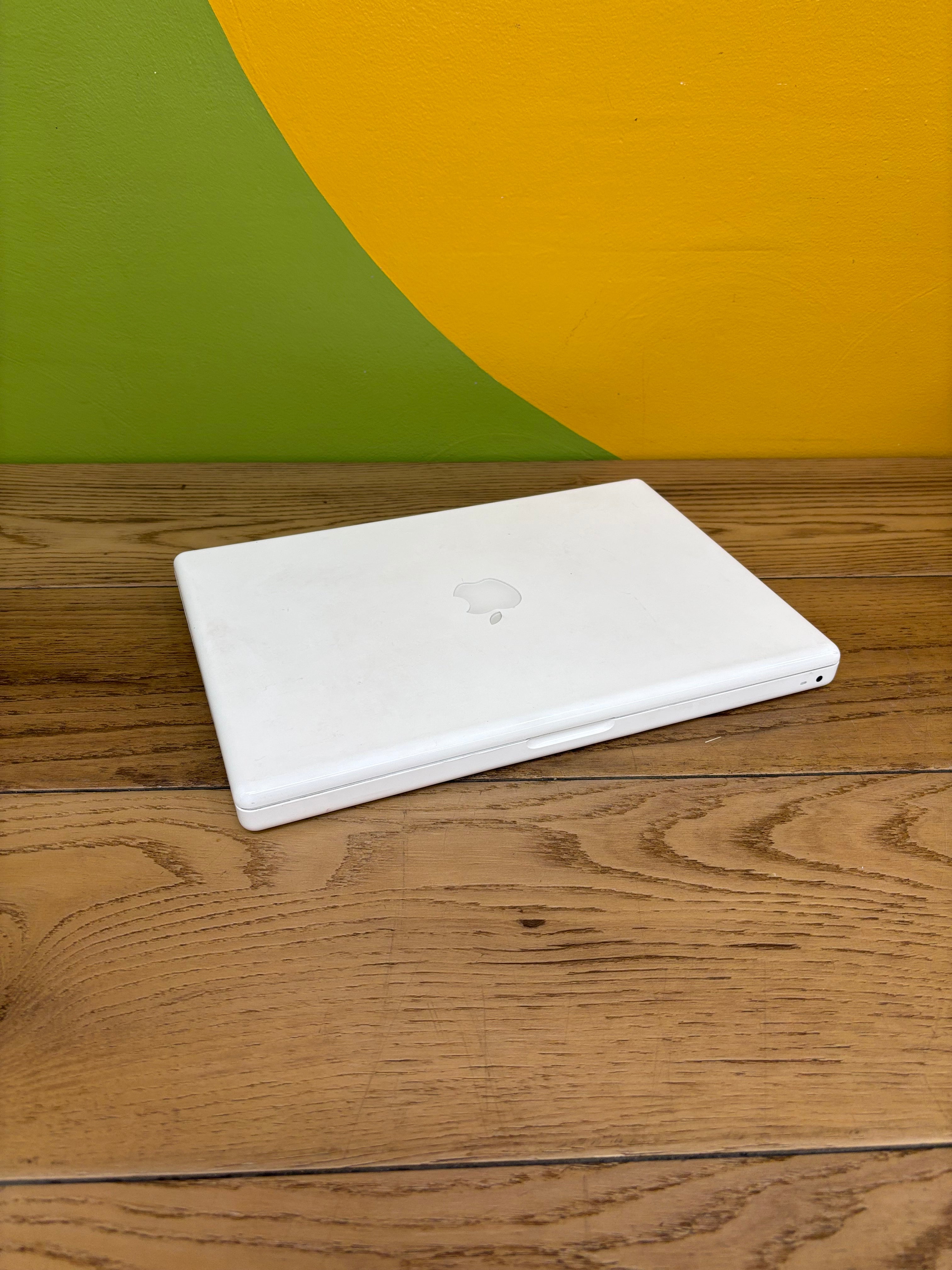White MacBook Laptop (2007)