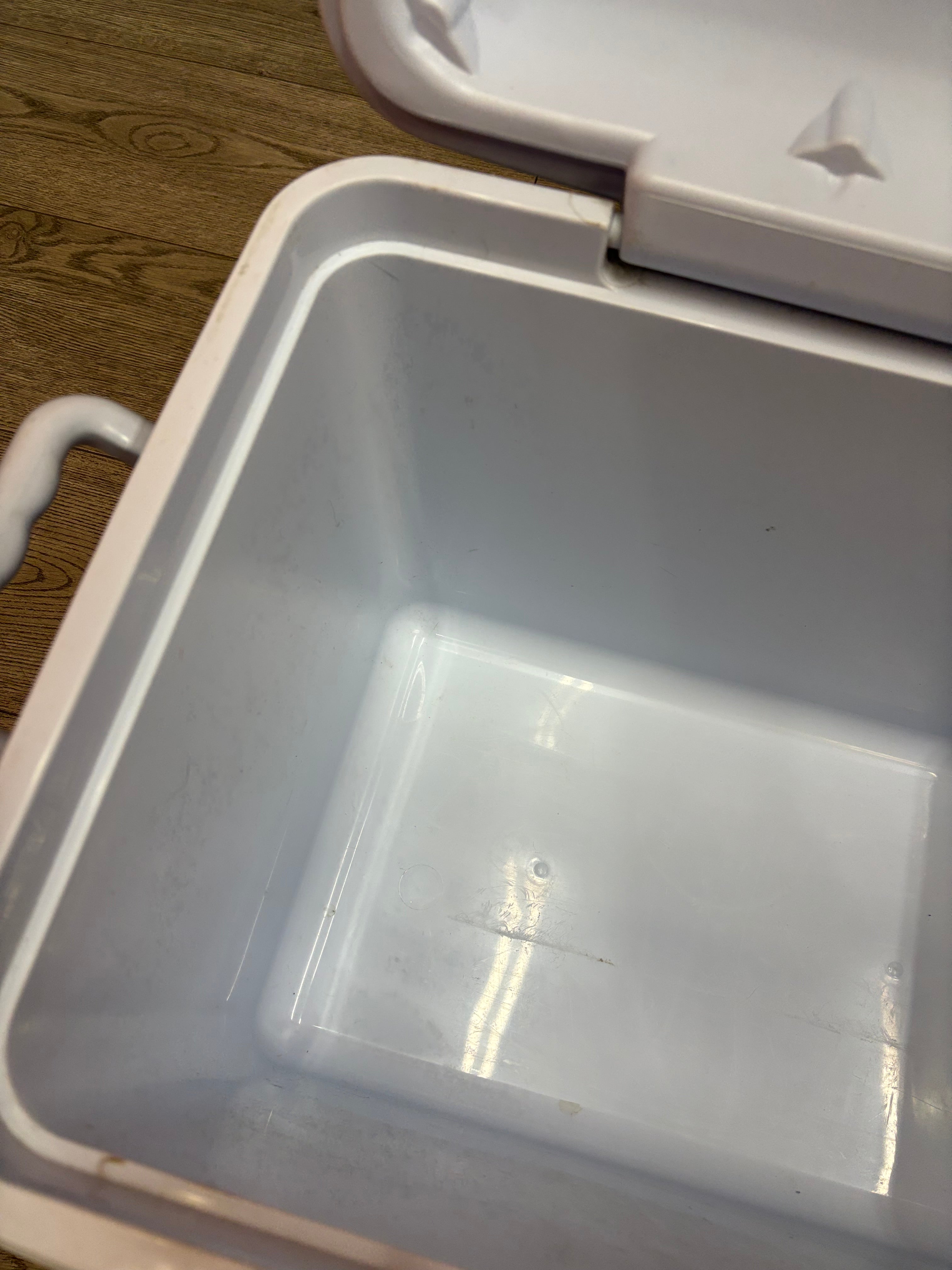 Blue & White 195L Rubbermaid Cooler