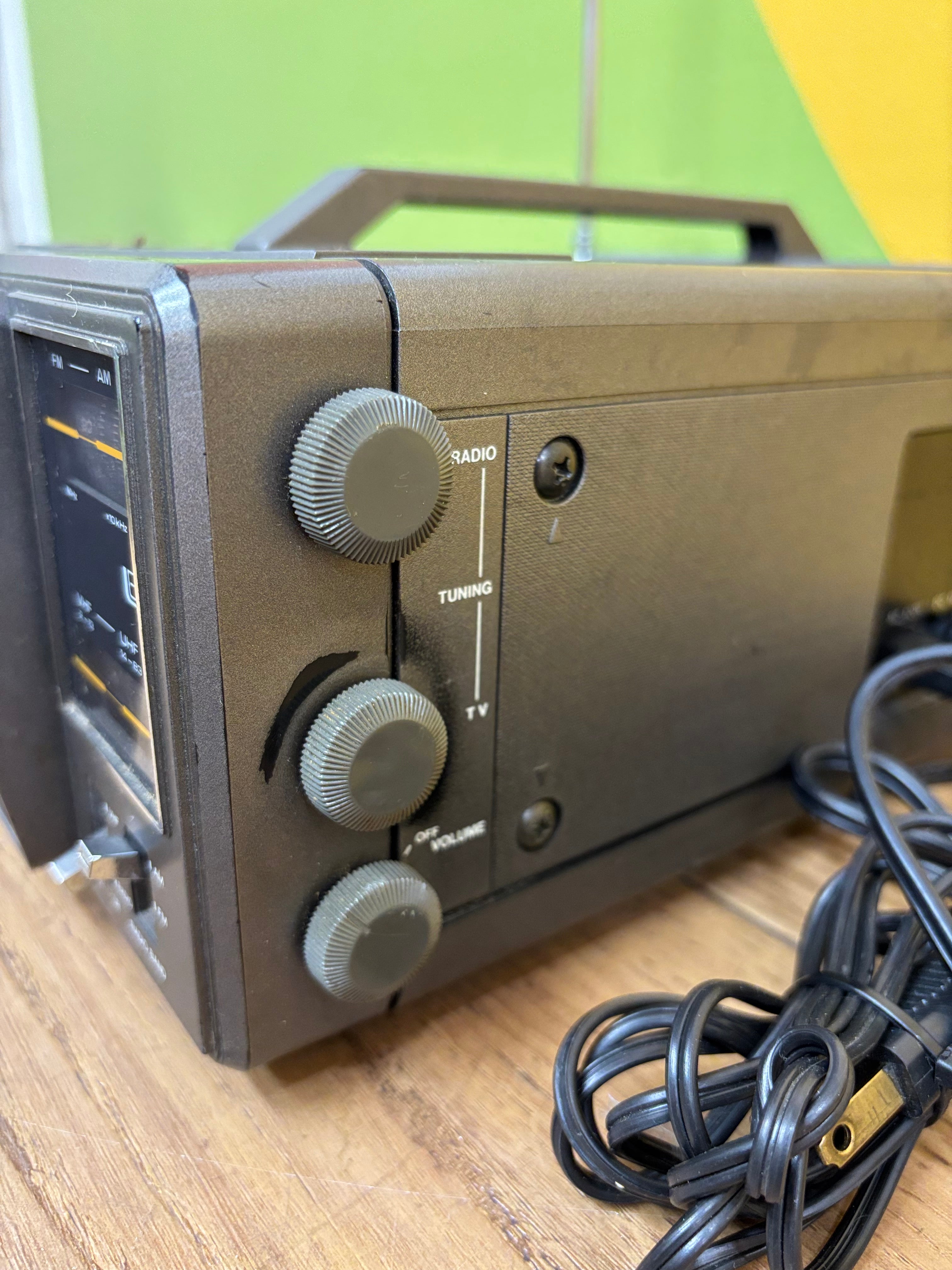 Lloyd’s Portable TV/Radio