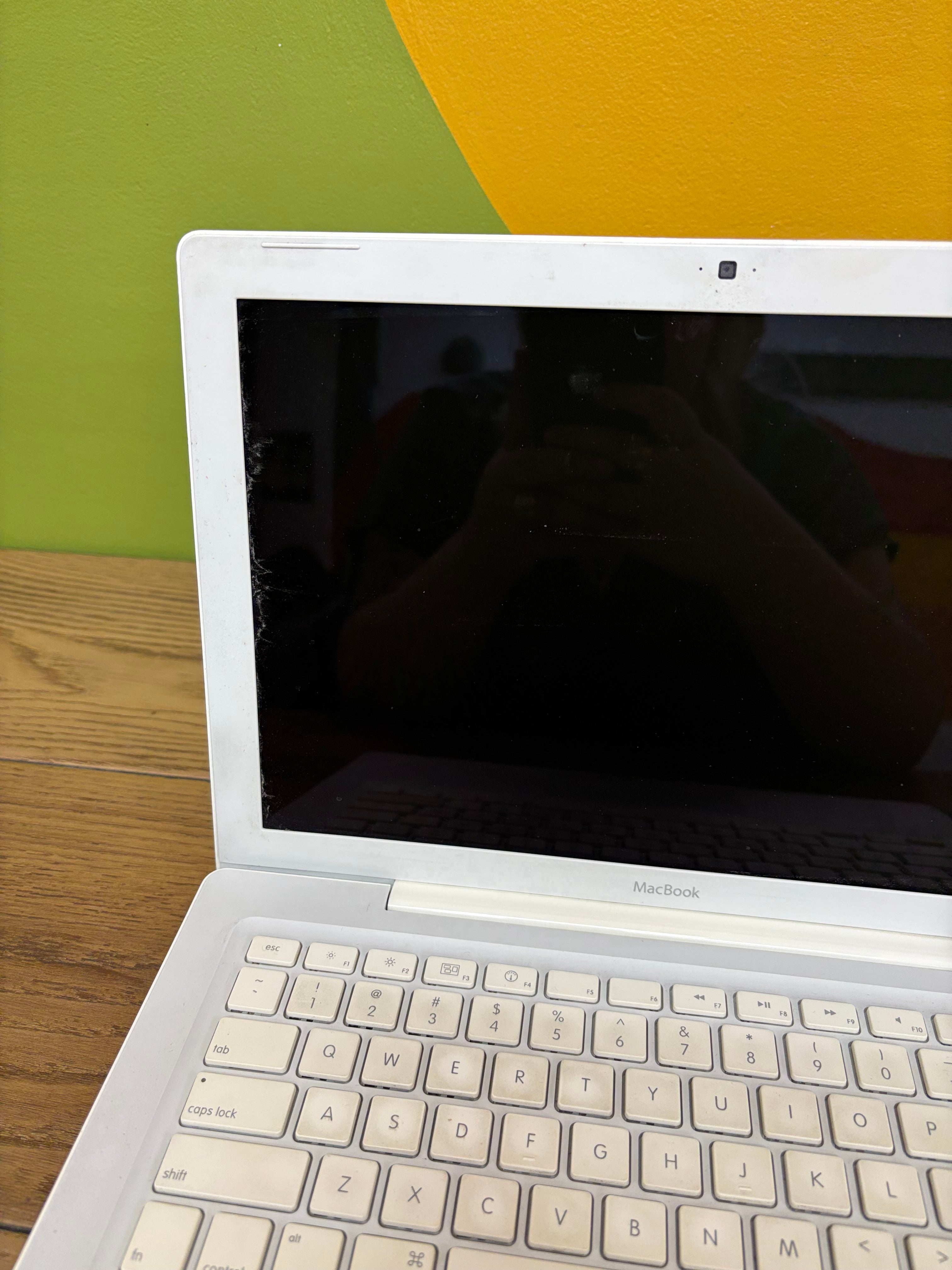 White MacBook Laptop (2007)