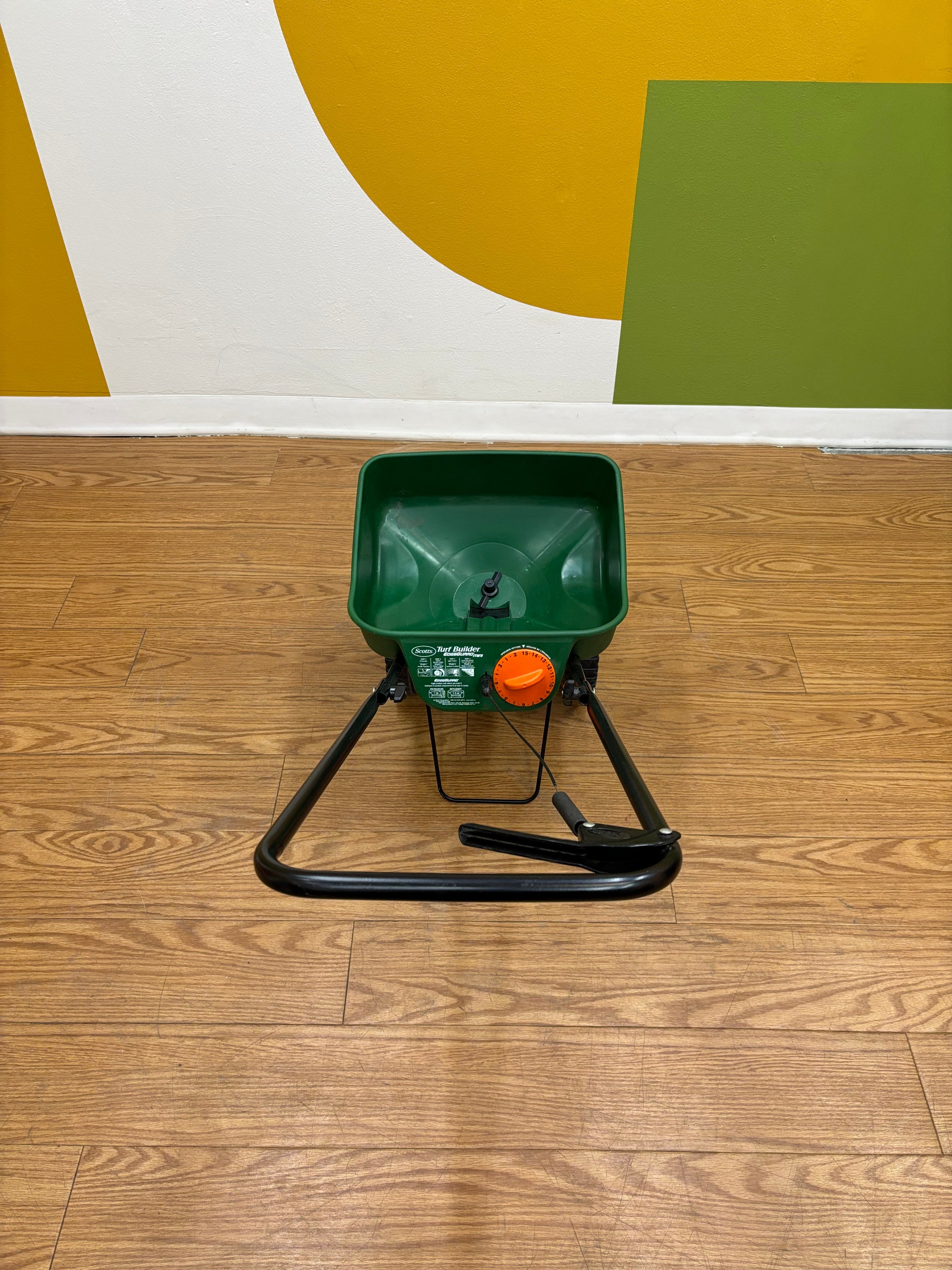 Scotts Turf Builder Mini Edgeguard Broadcast Spreader