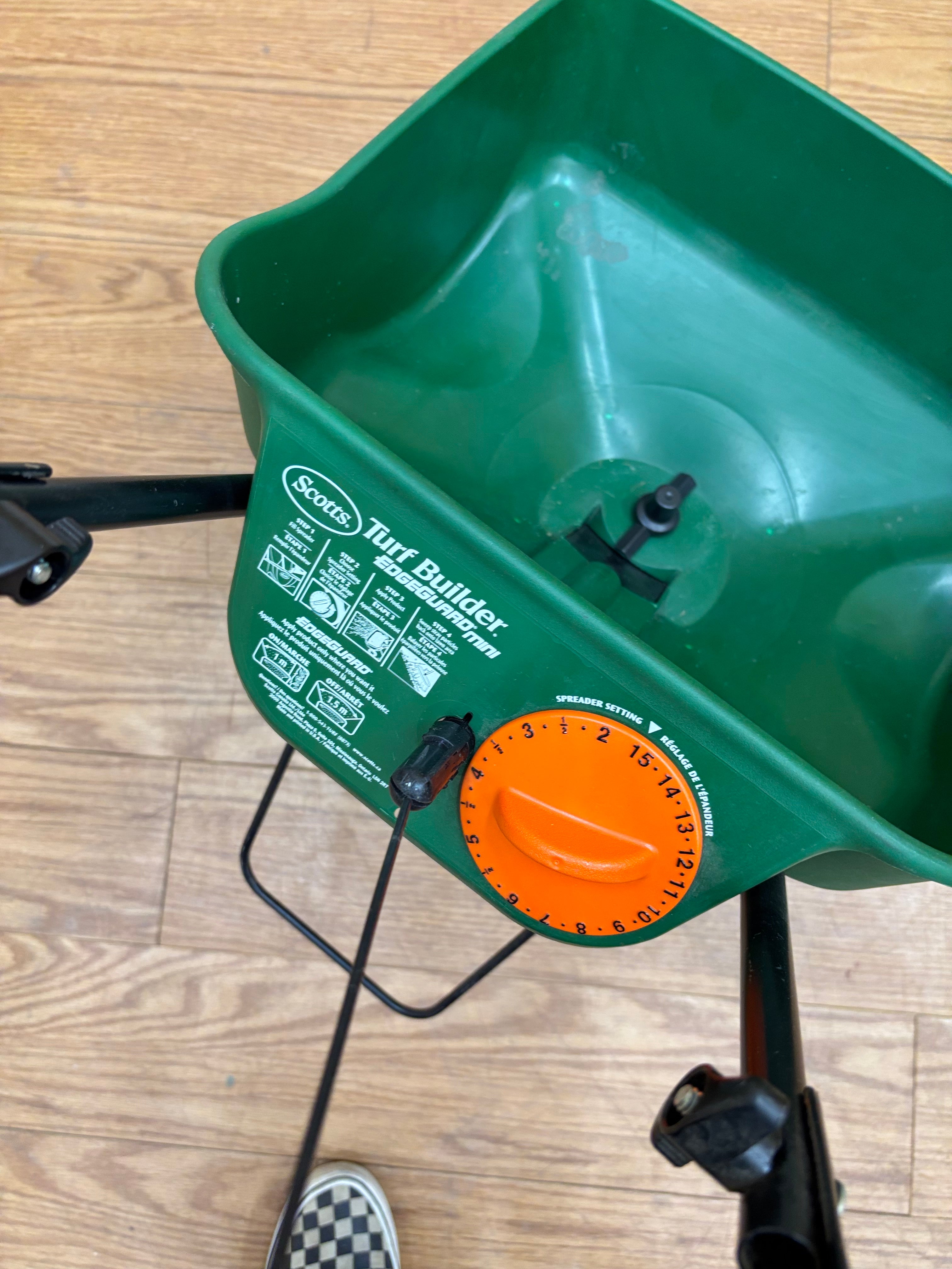 Scotts Turf Builder Mini Edgeguard Broadcast Spreader