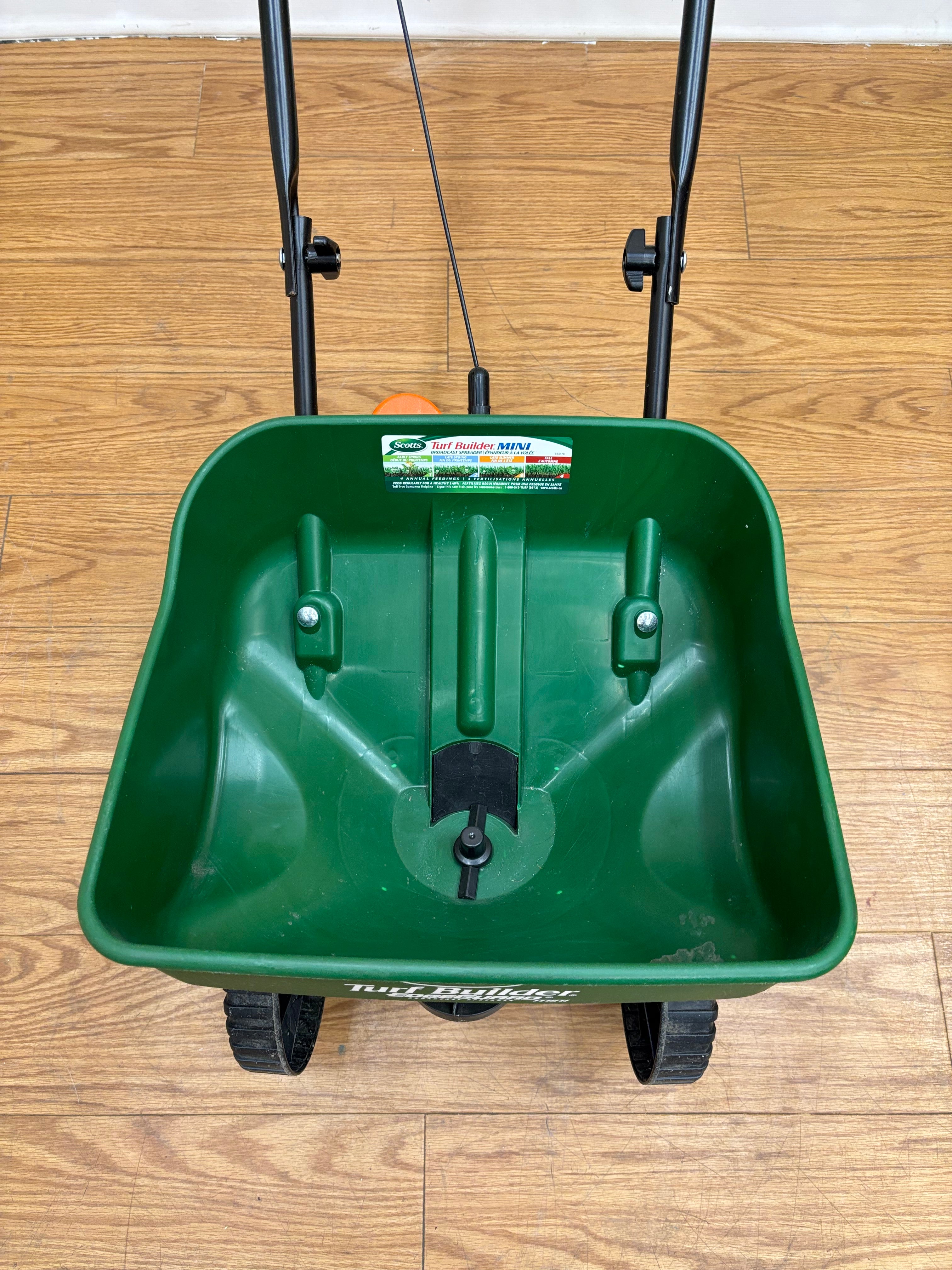 Scotts Turf Builder Mini Edgeguard Broadcast Spreader