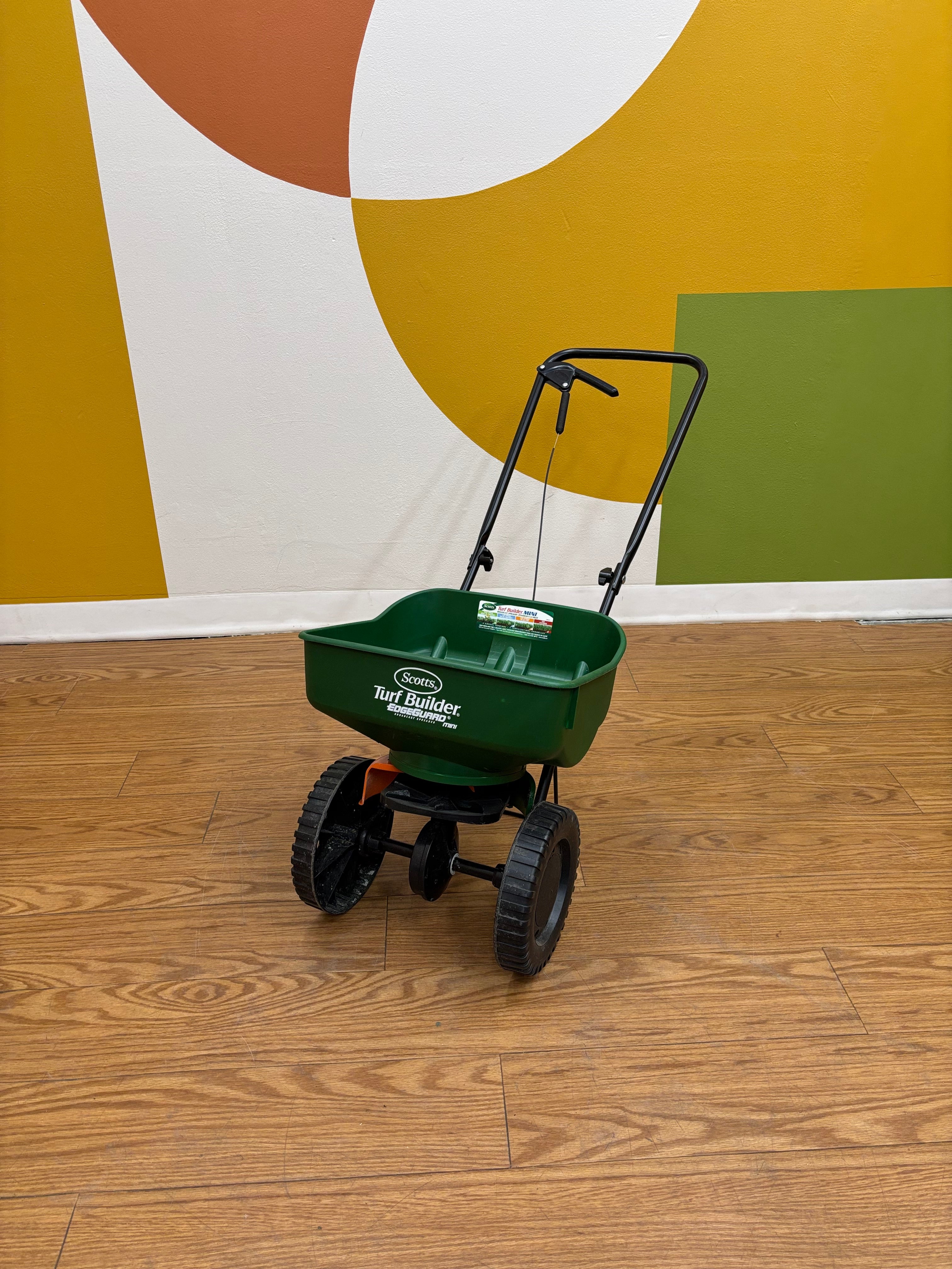 Scotts Turf Builder Mini Edgeguard Broadcast Spreader