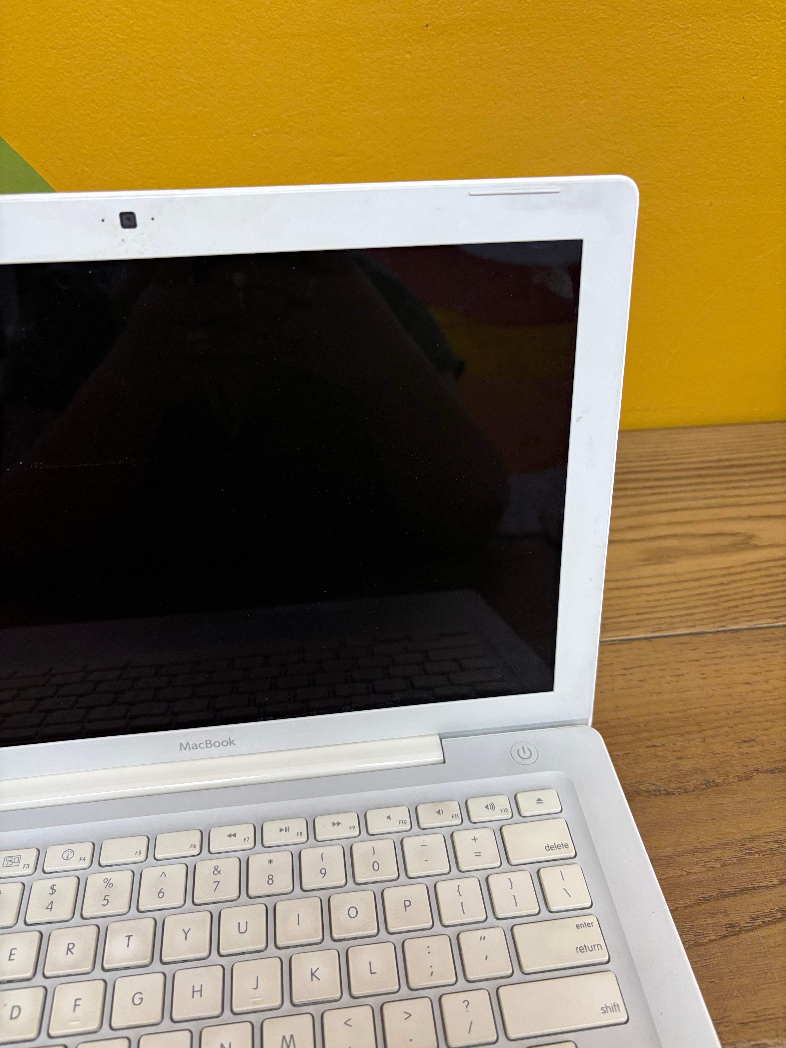 White MacBook Laptop (2007)