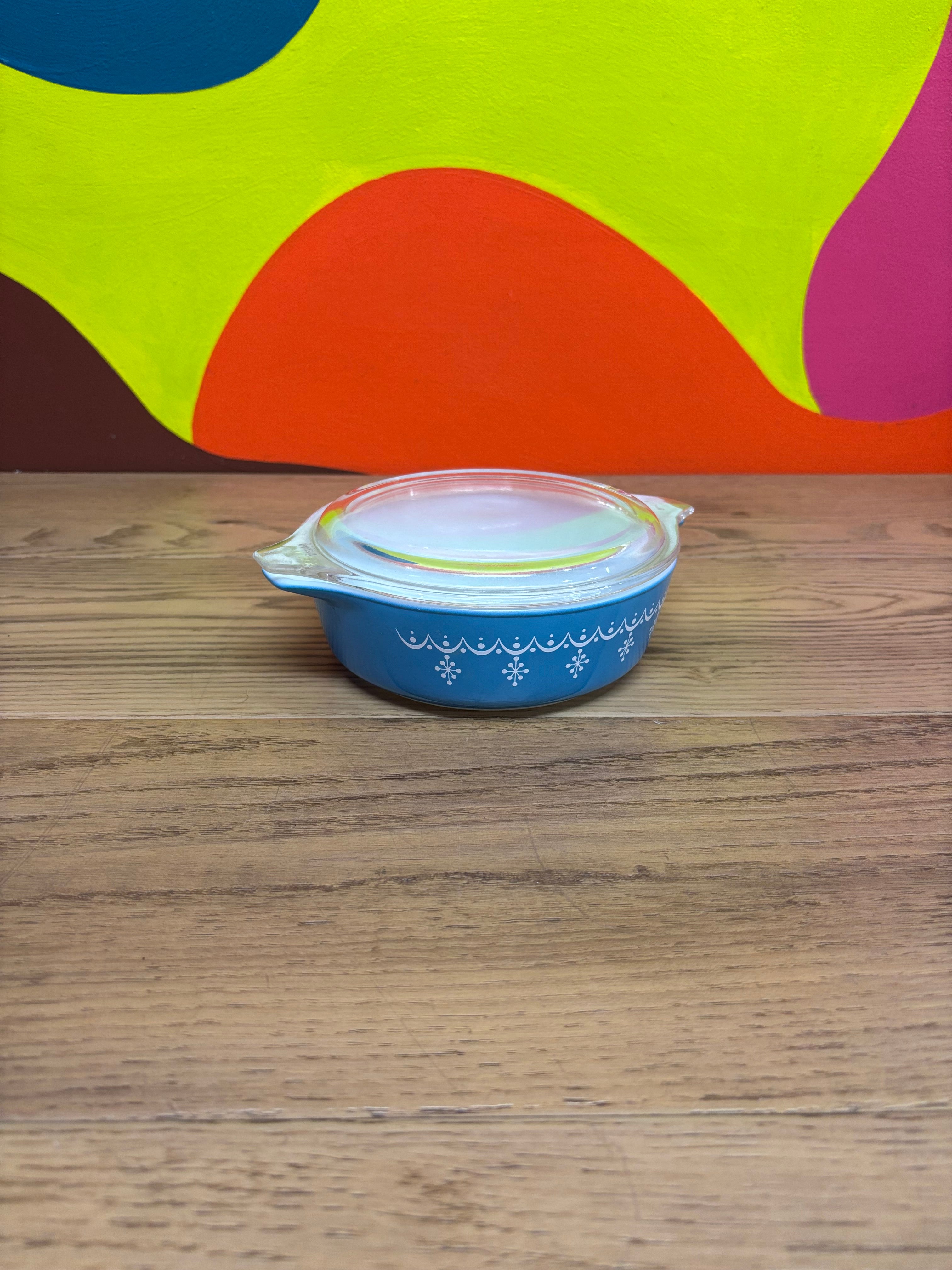 Pyrex Snowflake Small Dish with Lid (1PT)