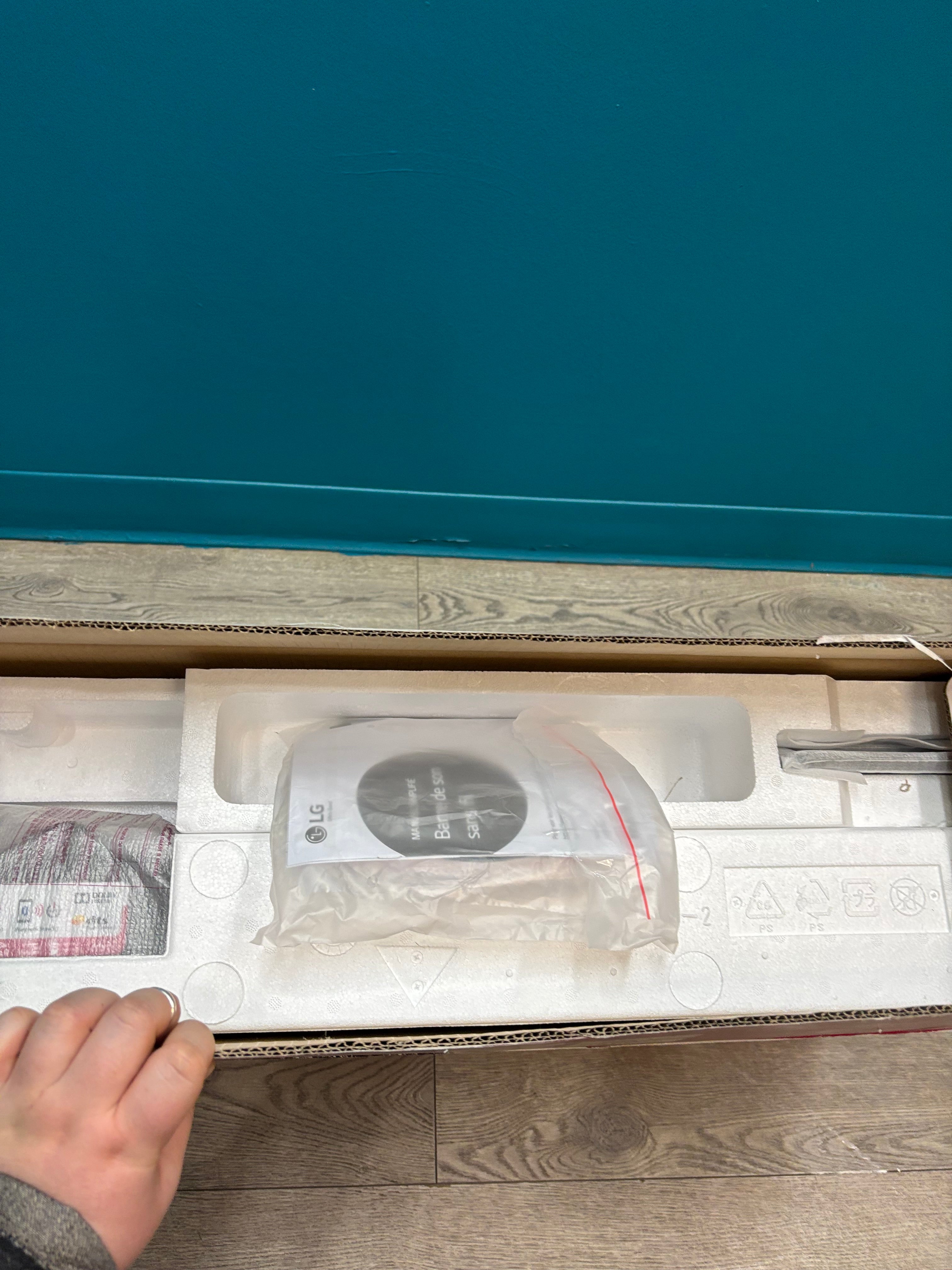 LG 2.1 ch Wireless Sound Bar System -NEW