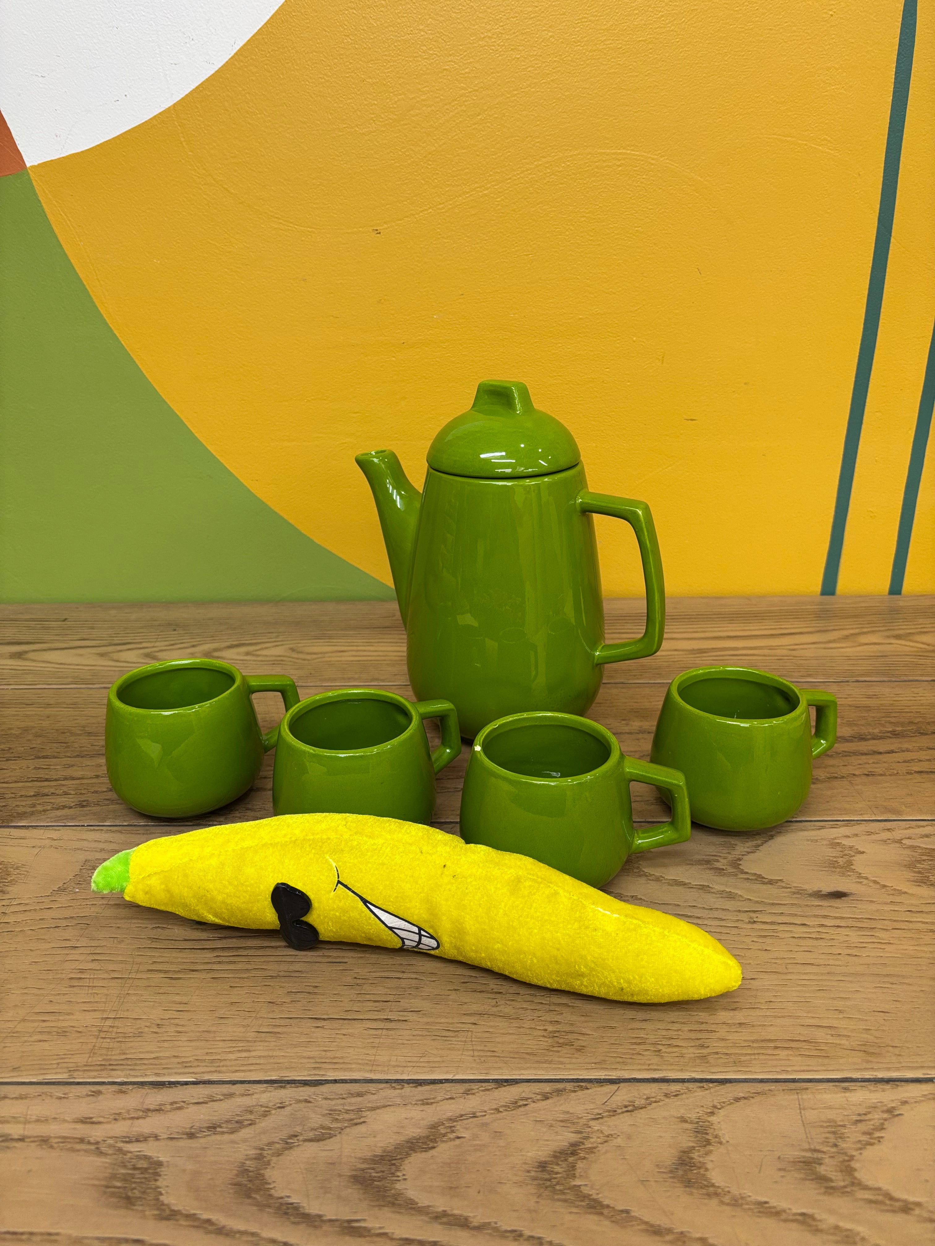 Green Holiday Designs Teapot & Mugs
