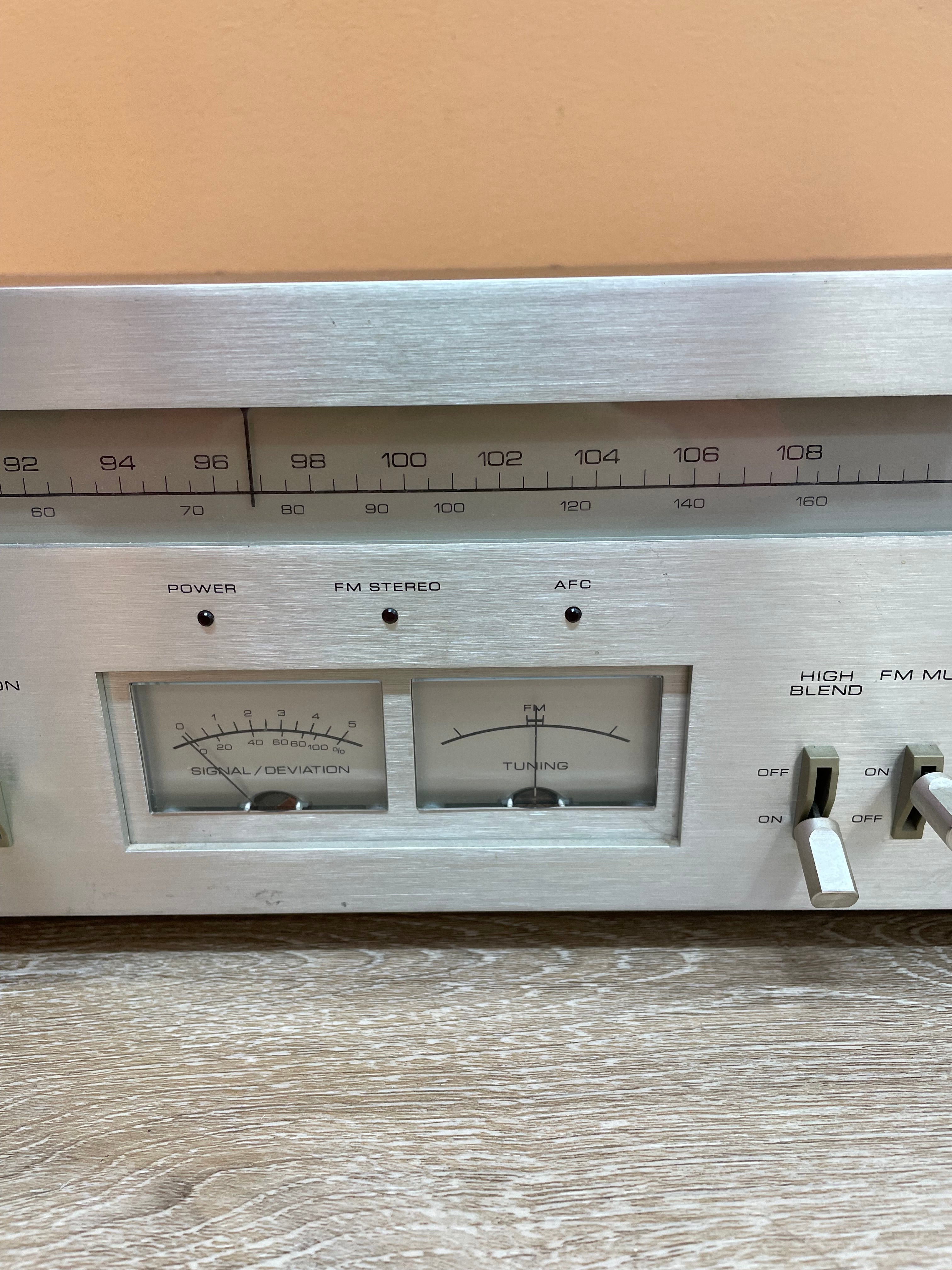 AKAI Stereo Tuner AT-2600